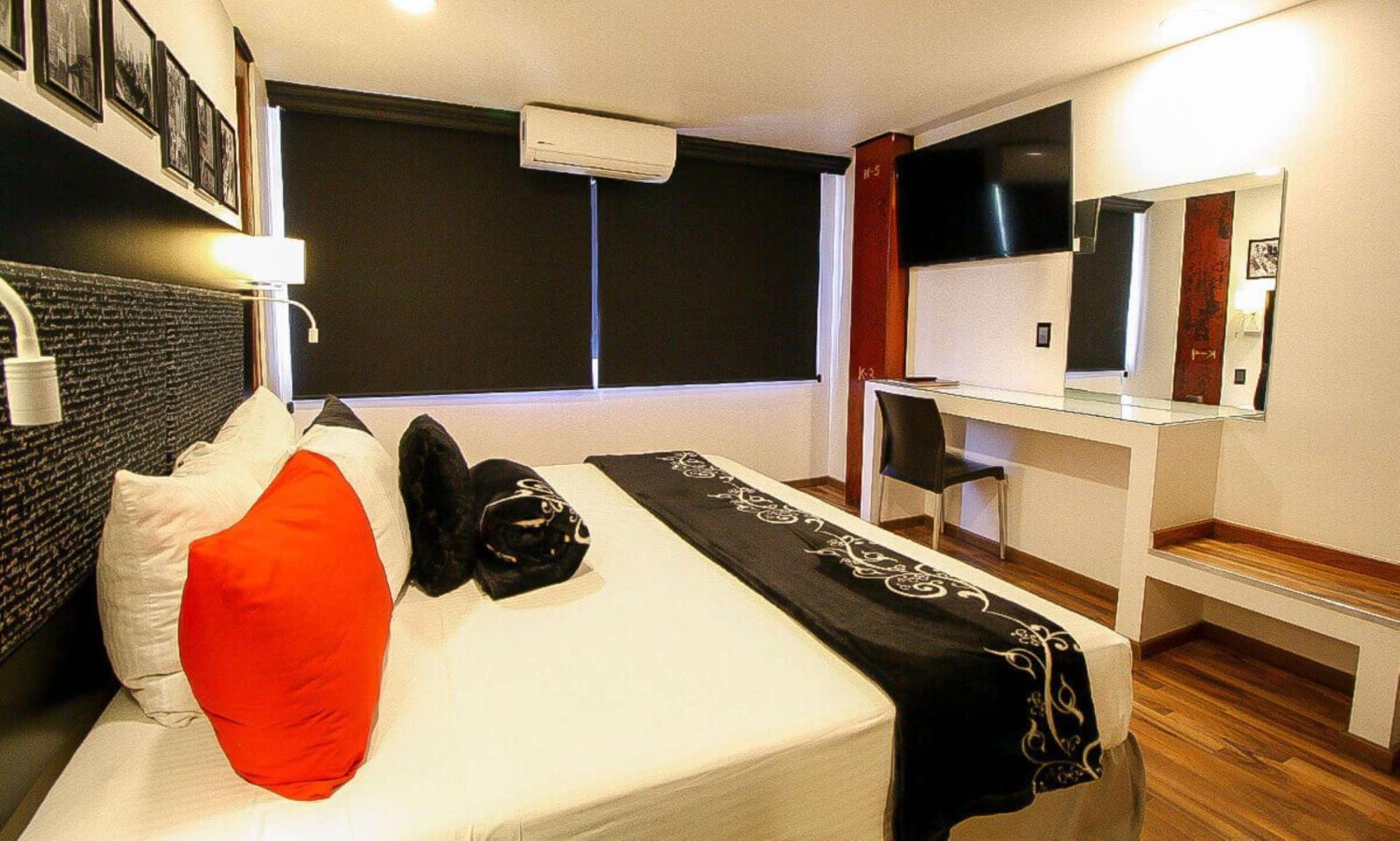 King Room - Non-Smoking photo 2