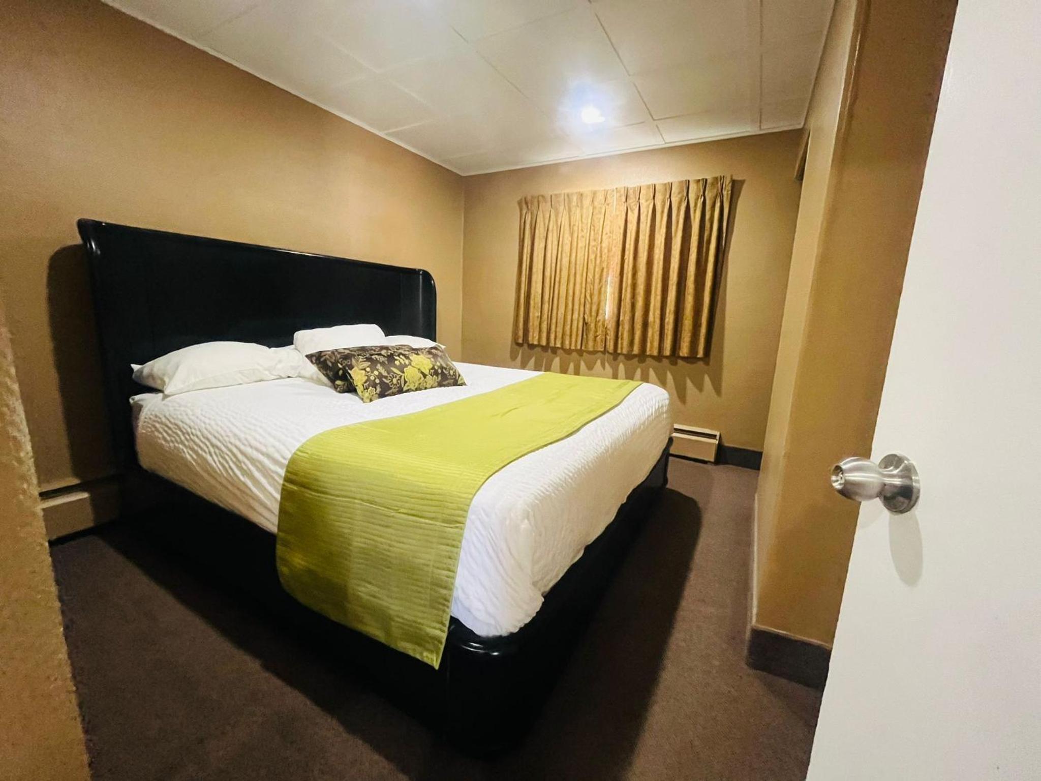 Queen Room - Non-Smoking - Photo 2