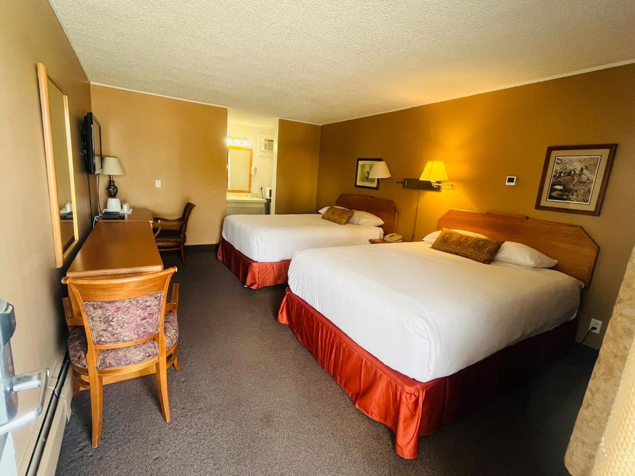 Queen Room with Two Queen Beds - Non-Smoking - Photo 1