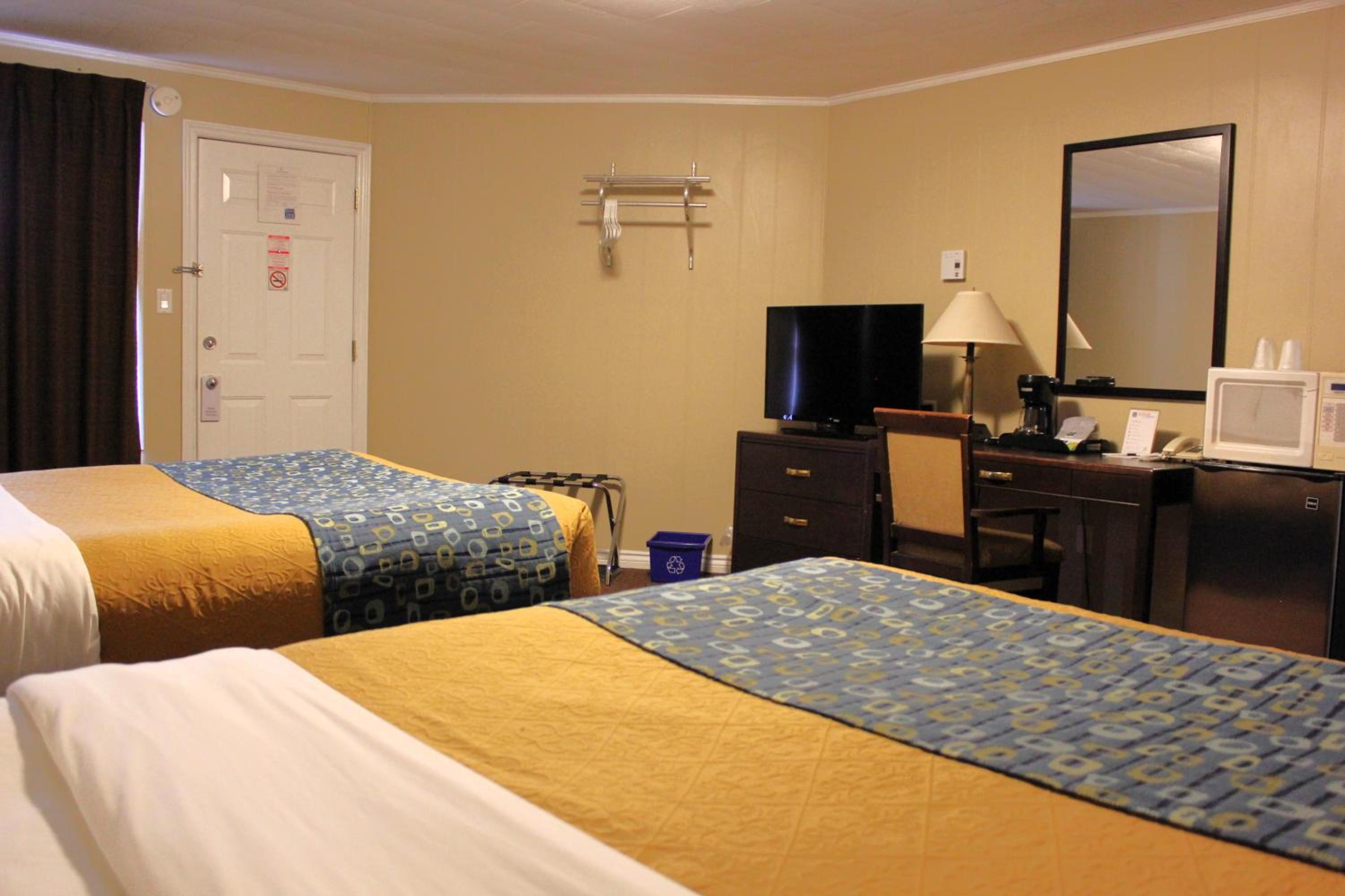 Queen Room with Two Queen Beds - Photo 3