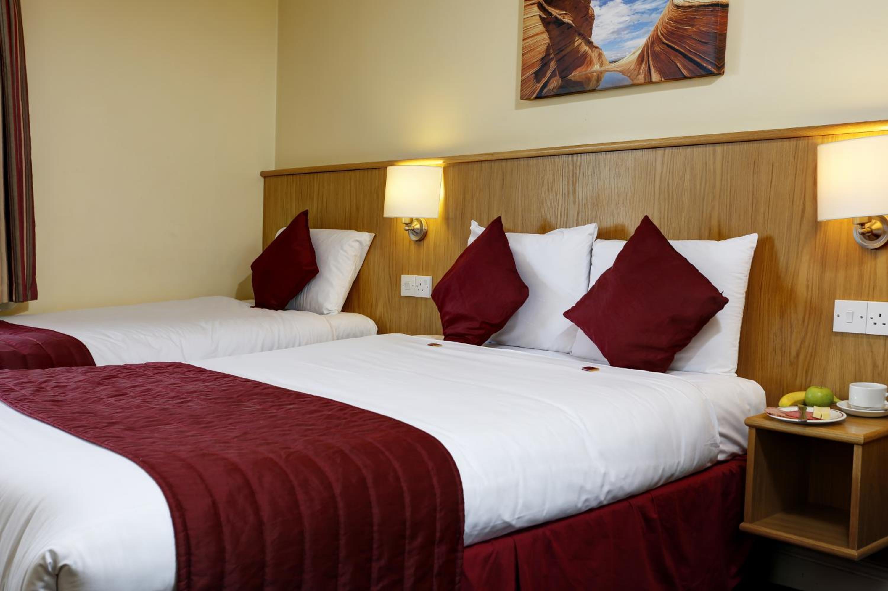 Standard Room with One Double Bed and One Single Bed - Non-Smoking photo 3