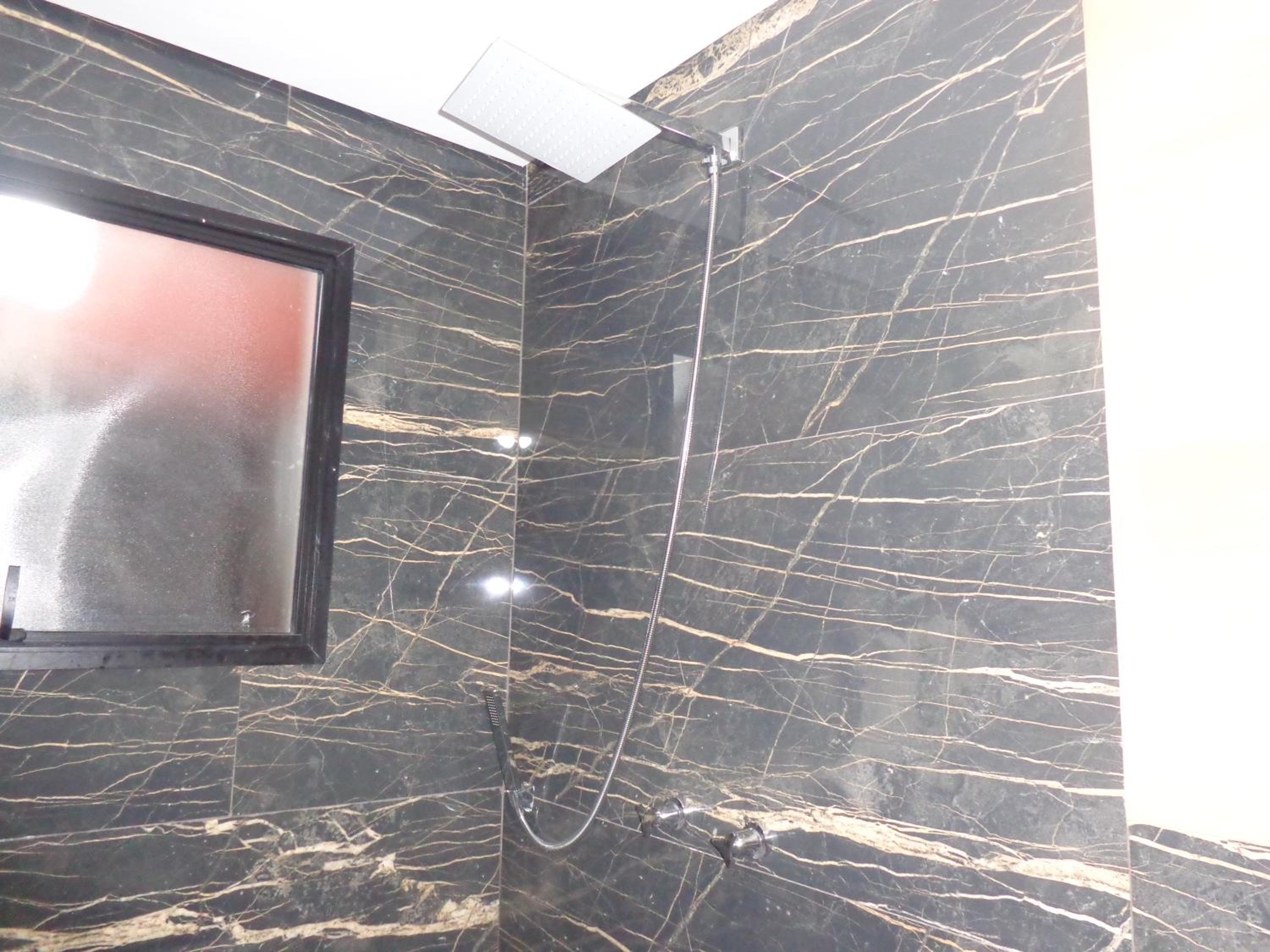 Queen Suite with Spa Bath - Photo 15