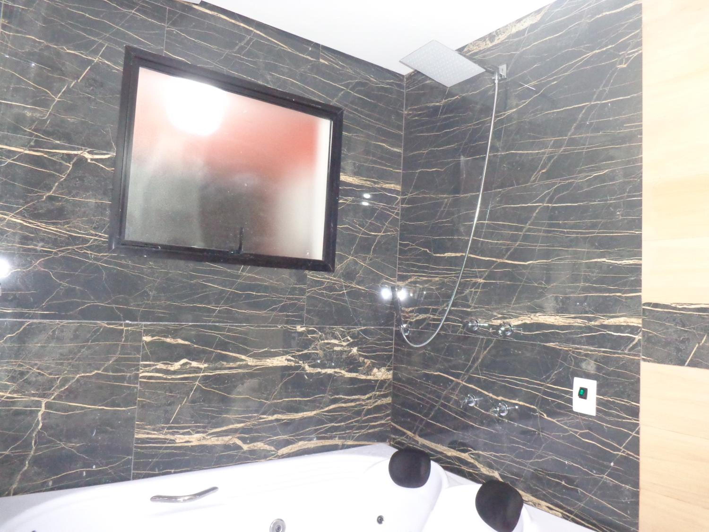 Queen Suite with Spa Bath - Photo 4