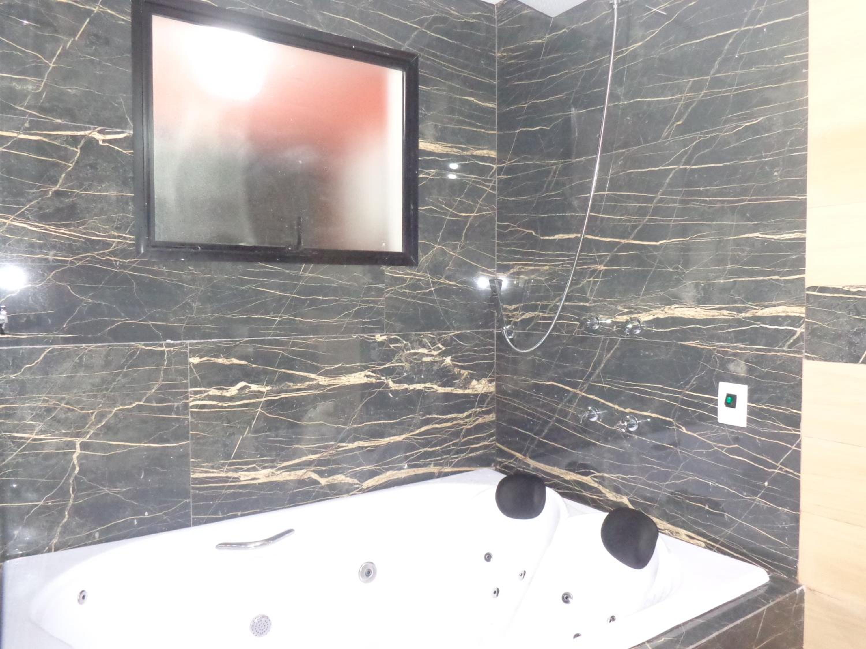 Queen Suite with Spa Bath - Photo 3