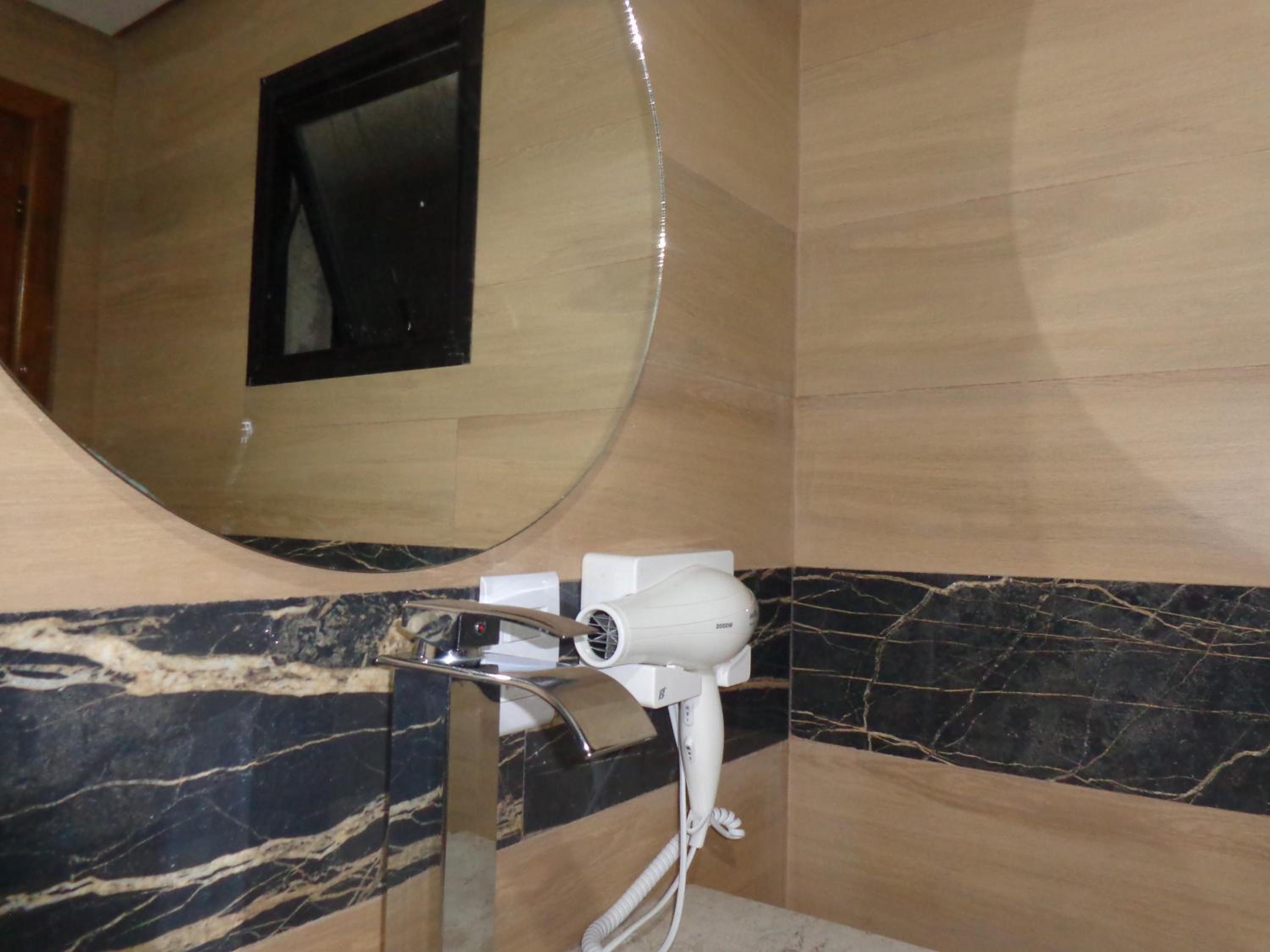 Queen Suite with Spa Bath - Photo 2