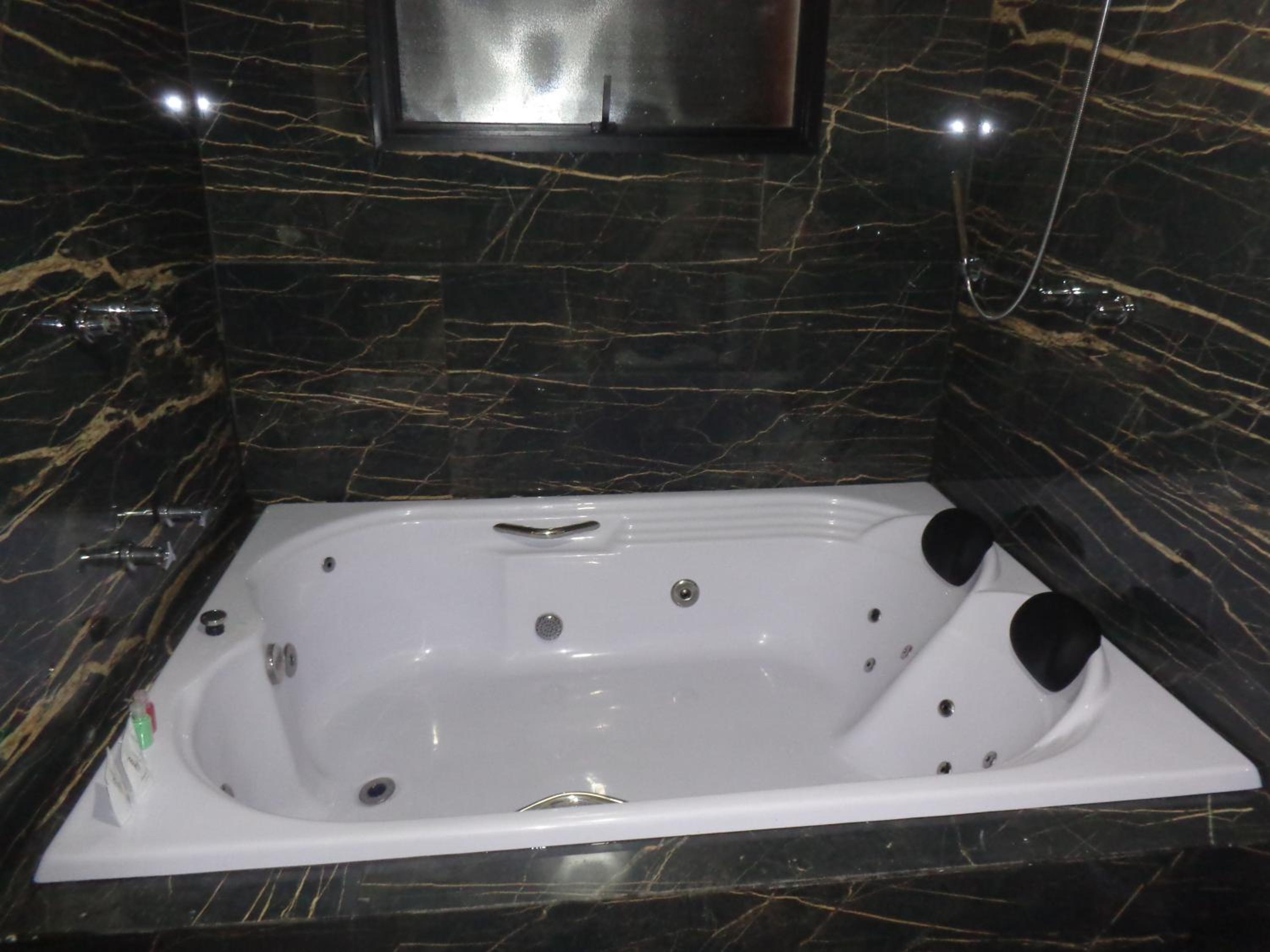 Queen Suite with Spa Bath - Photo 25