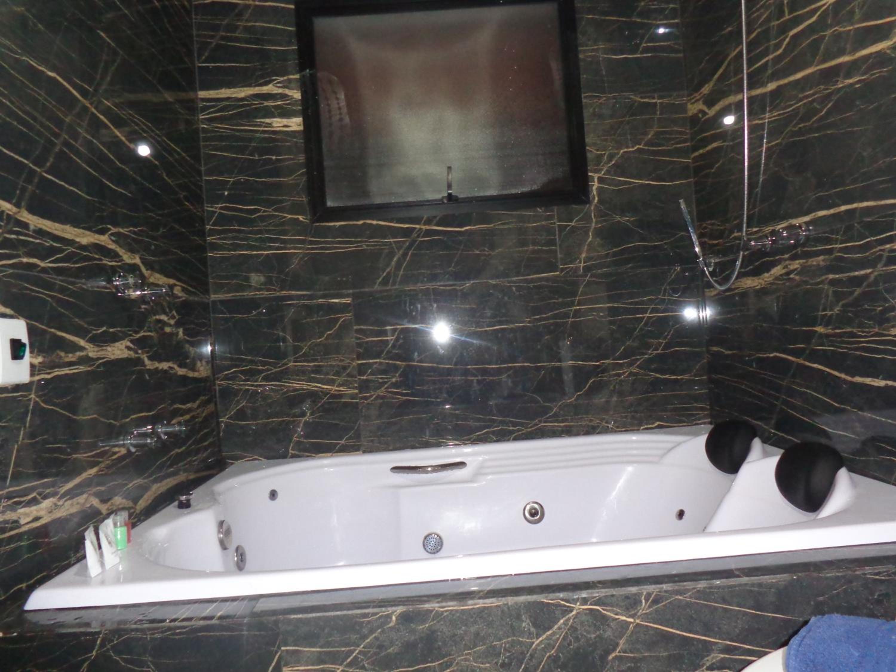 Queen Suite with Spa Bath - Photo 27