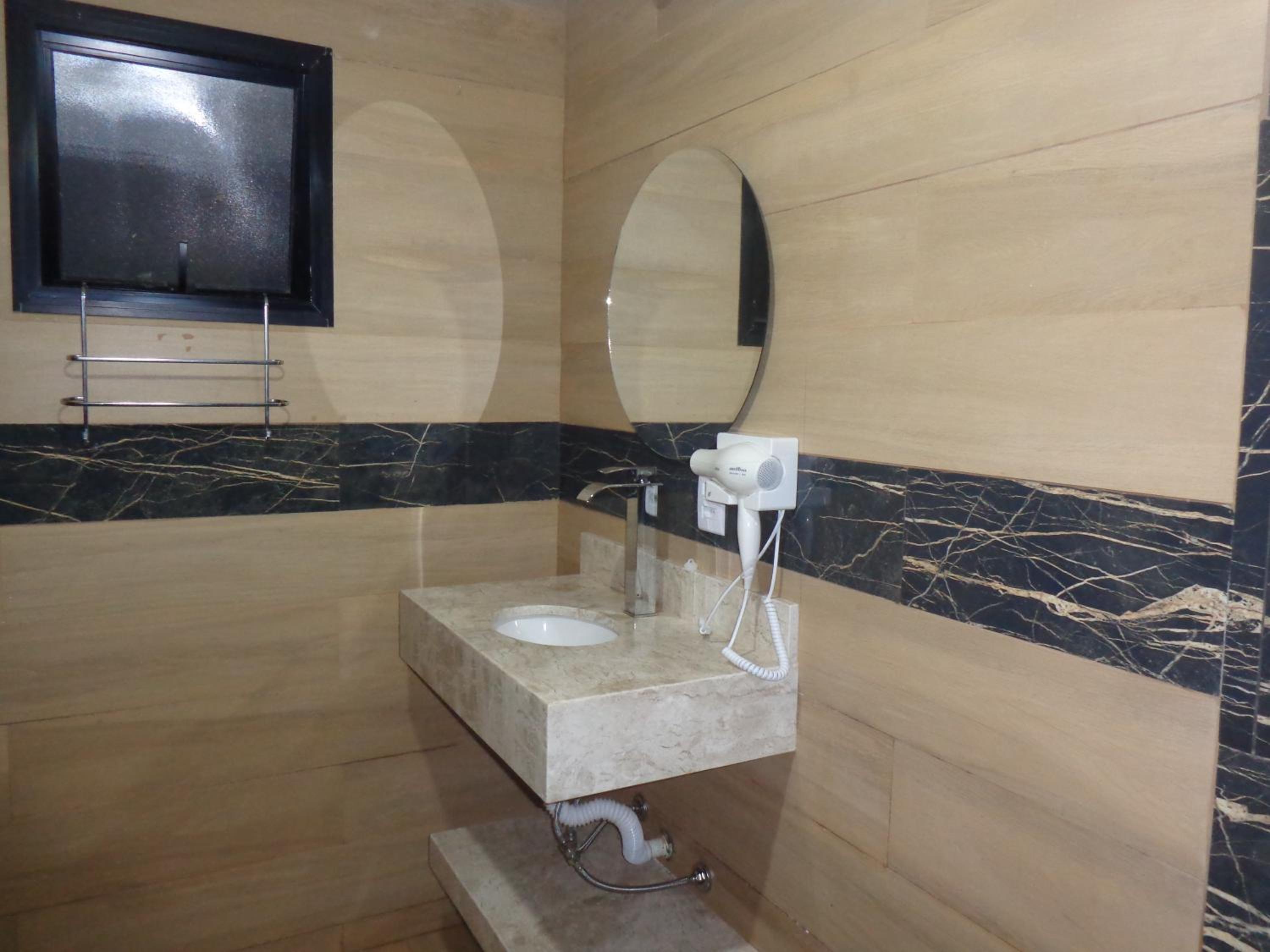 Queen Suite with Spa Bath - Photo 26