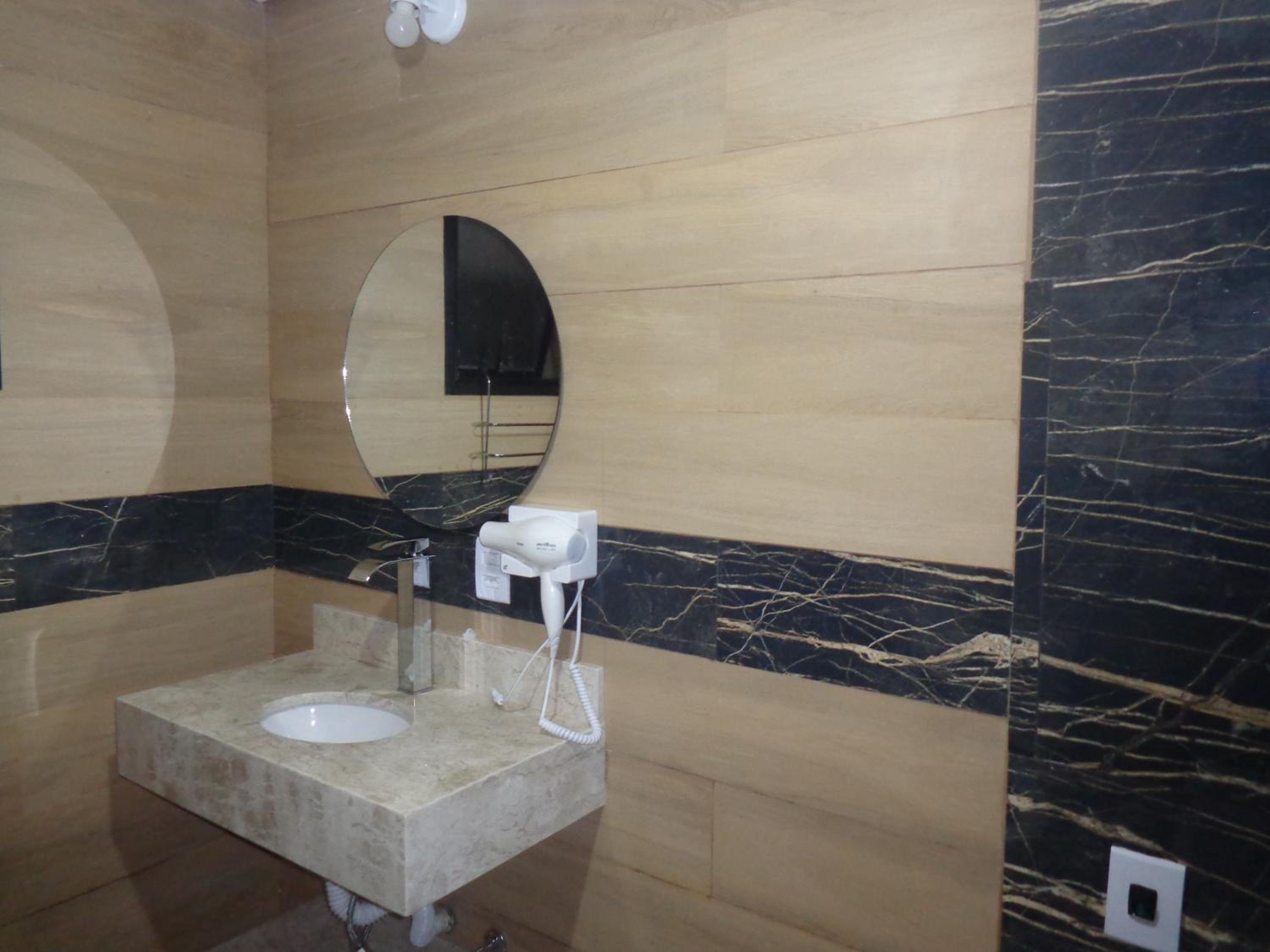 Queen Suite with Spa Bath - Photo 7