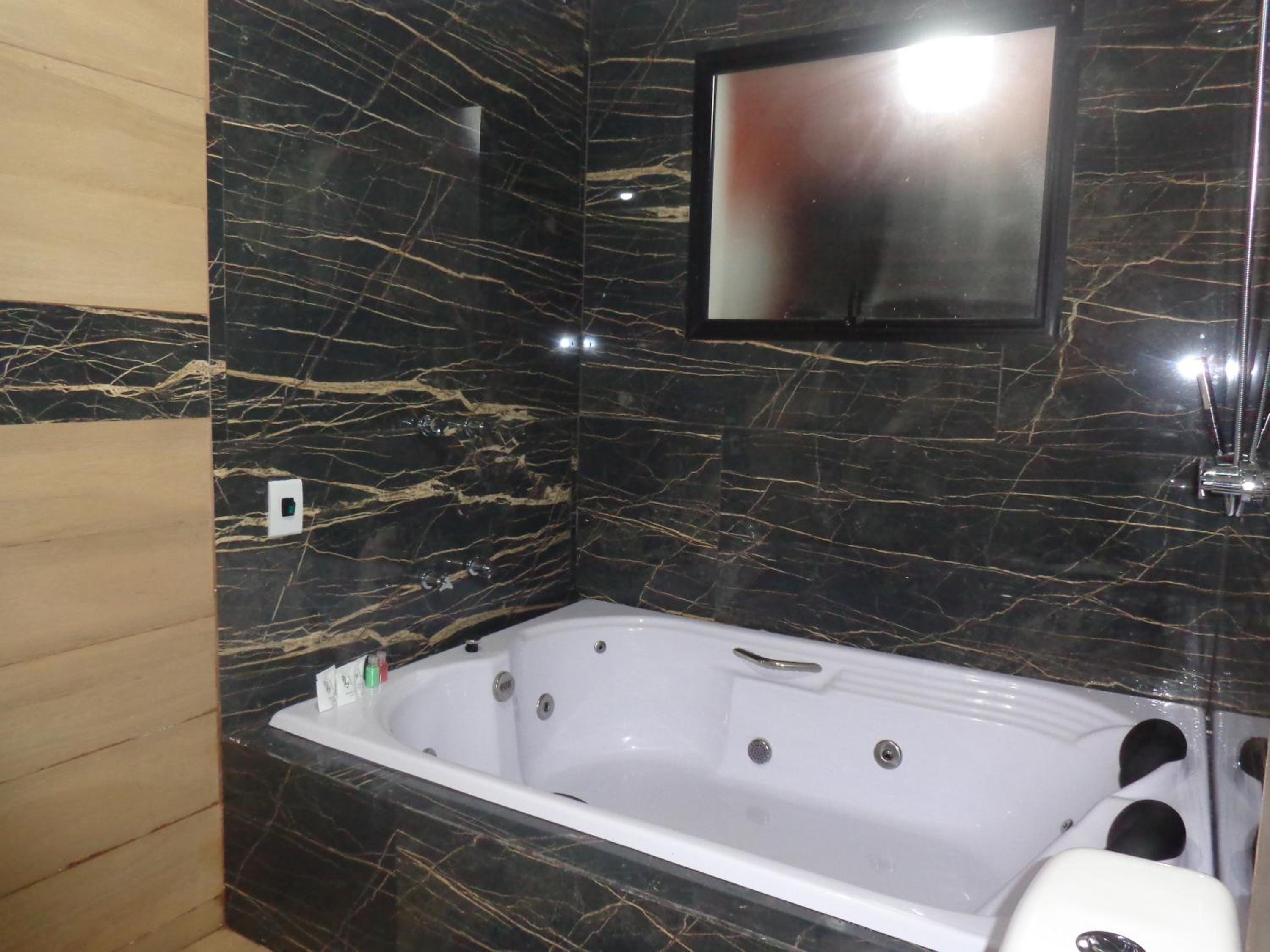 Queen Suite with Spa Bath - Photo 23