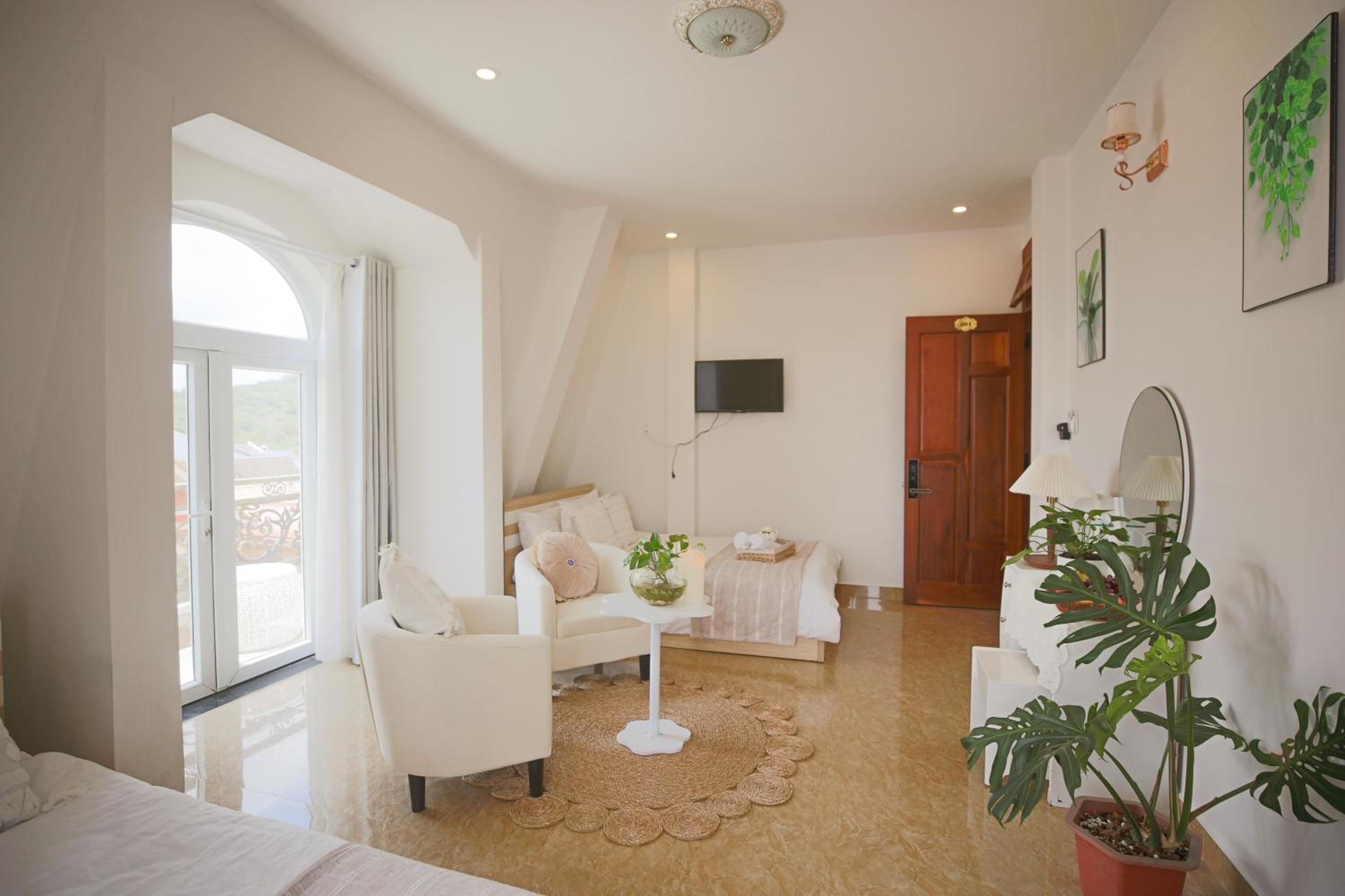 Family Suite with Balcony - Photo 8