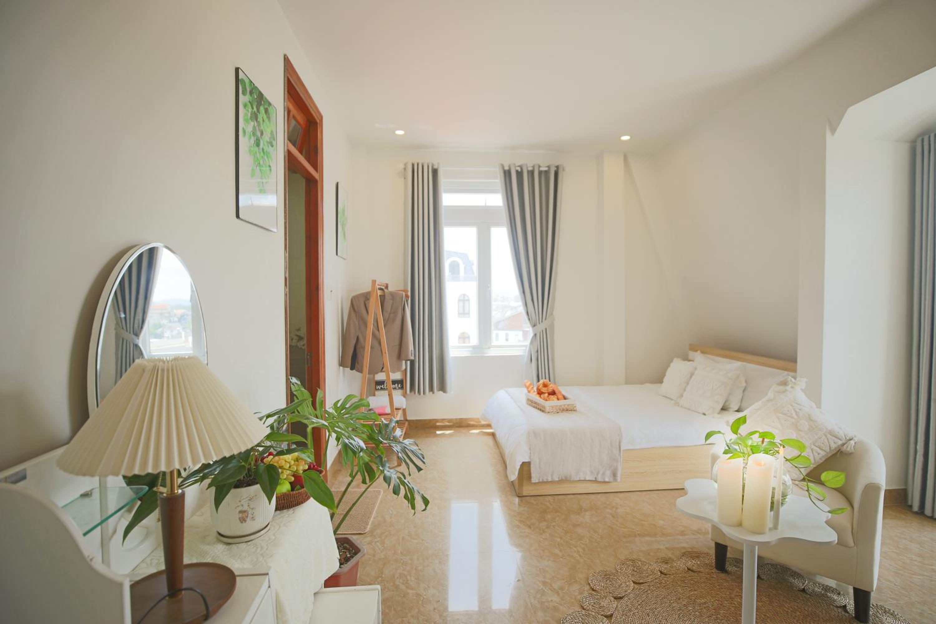 Family Suite with Balcony - Photo 11