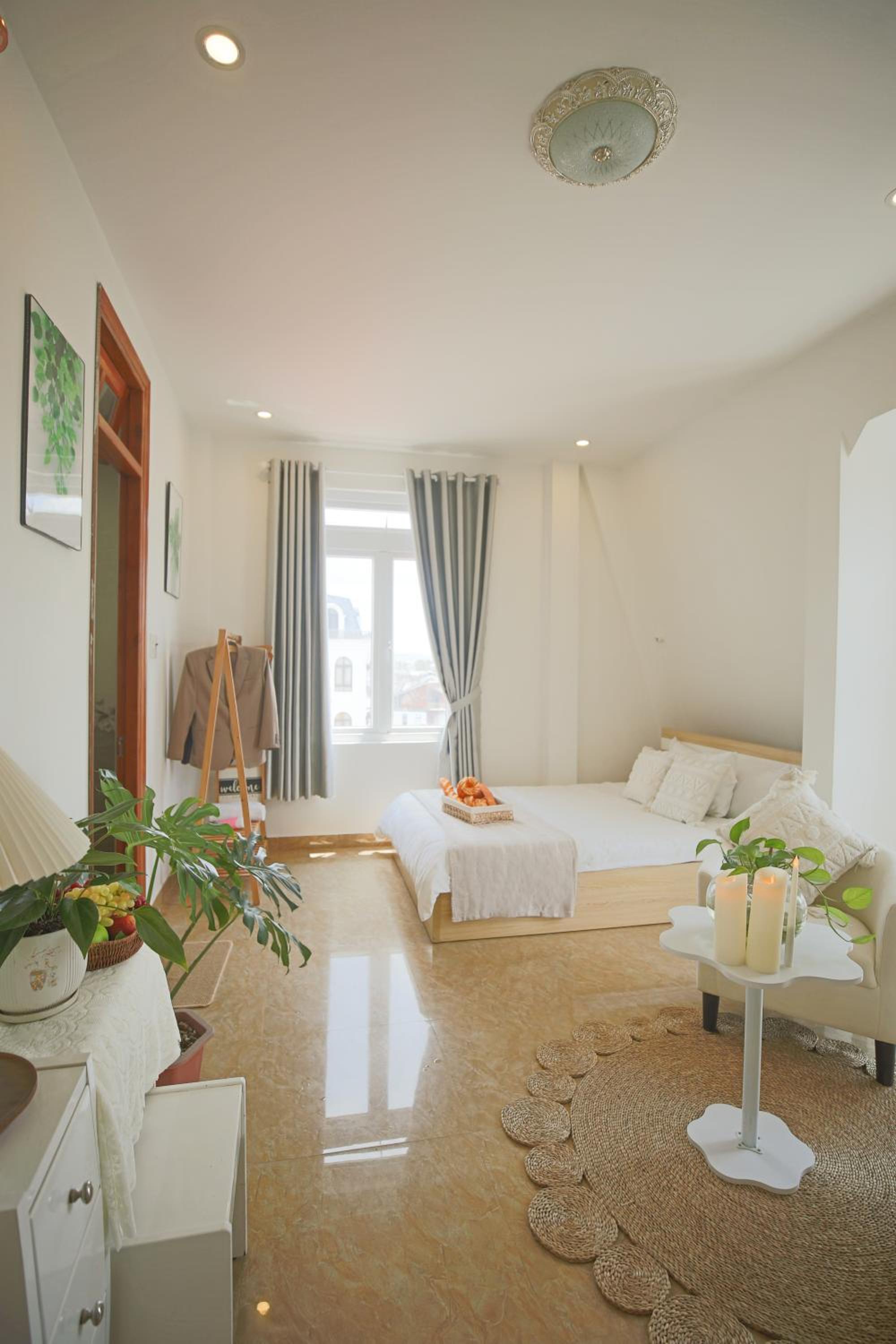 Family Suite with Balcony - Photo 9