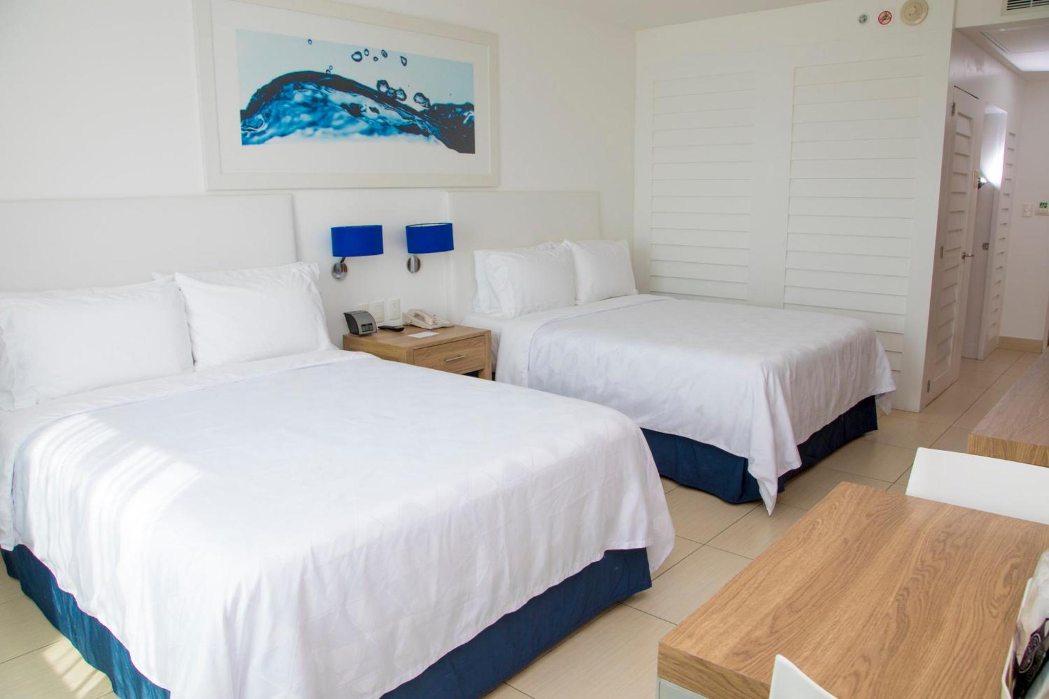 Standard Queen Room with Two Queen Beds - Top Floor - Photo 11