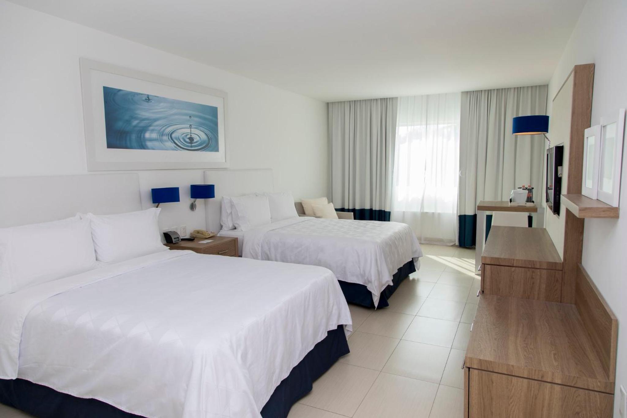 Standard Room with Two Queen Beds - Photo 6