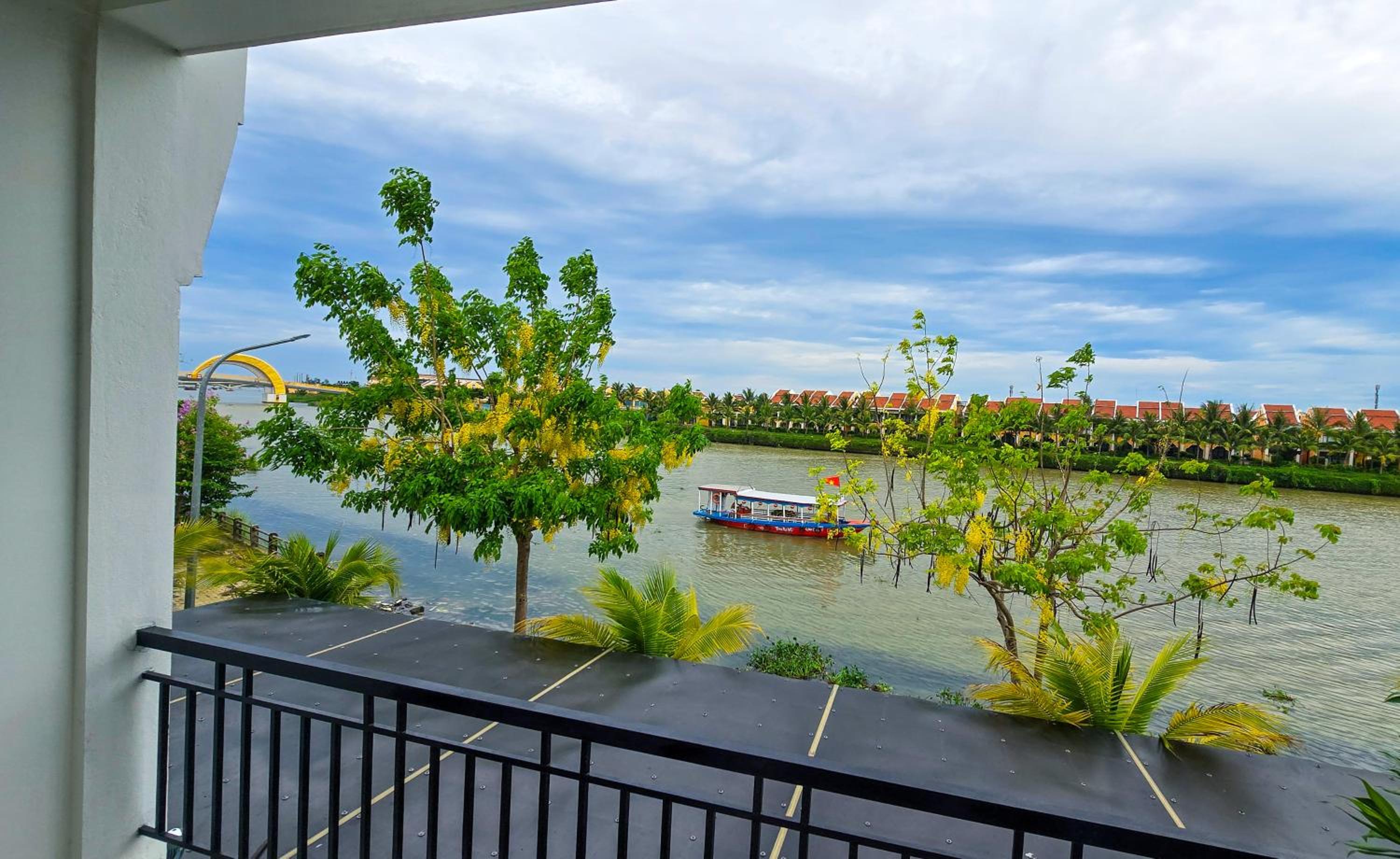 Deluxe Double Room with Balcony and River View photo 2