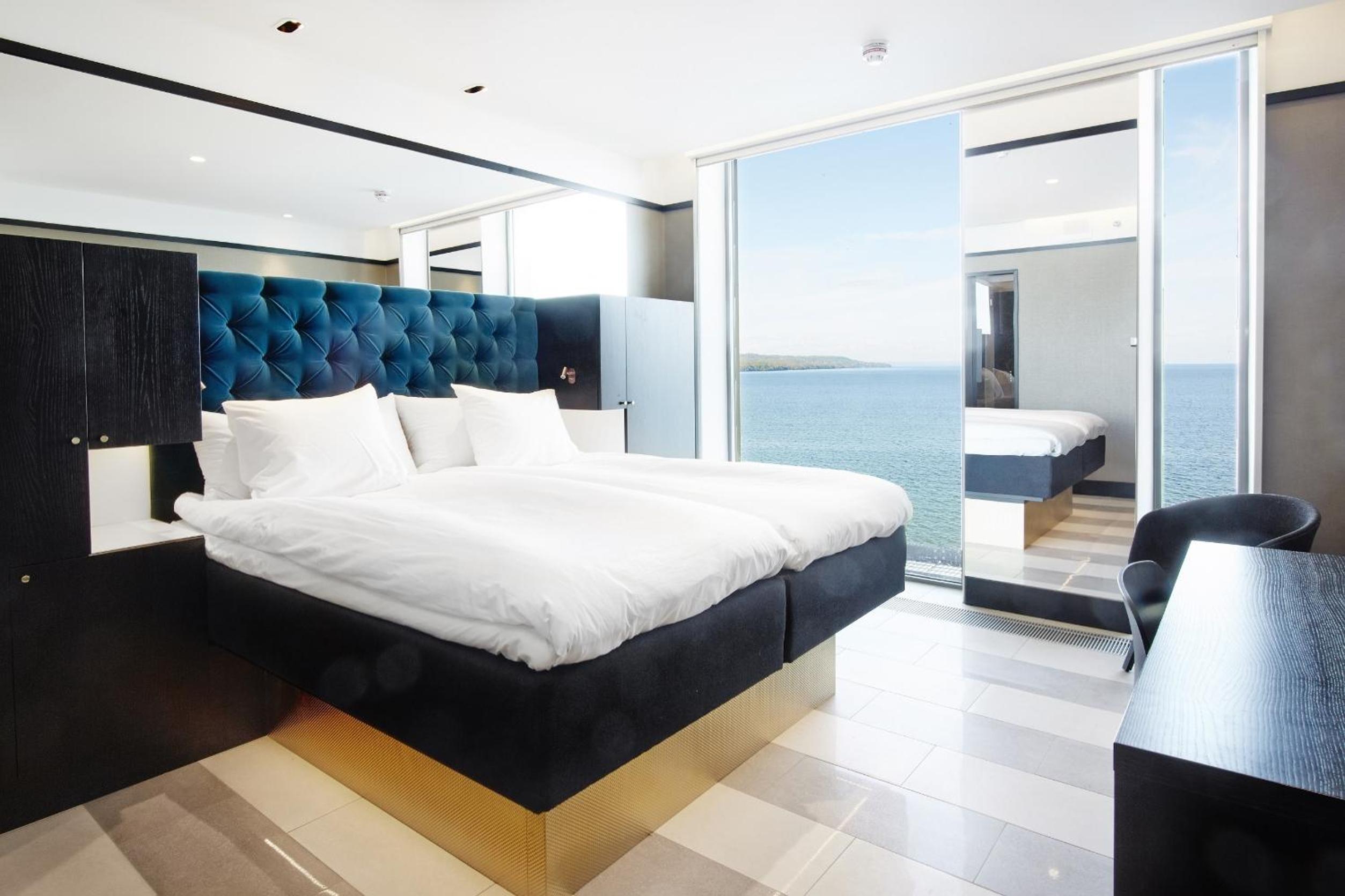 Deluxe Twin Room with Lake View photo 1