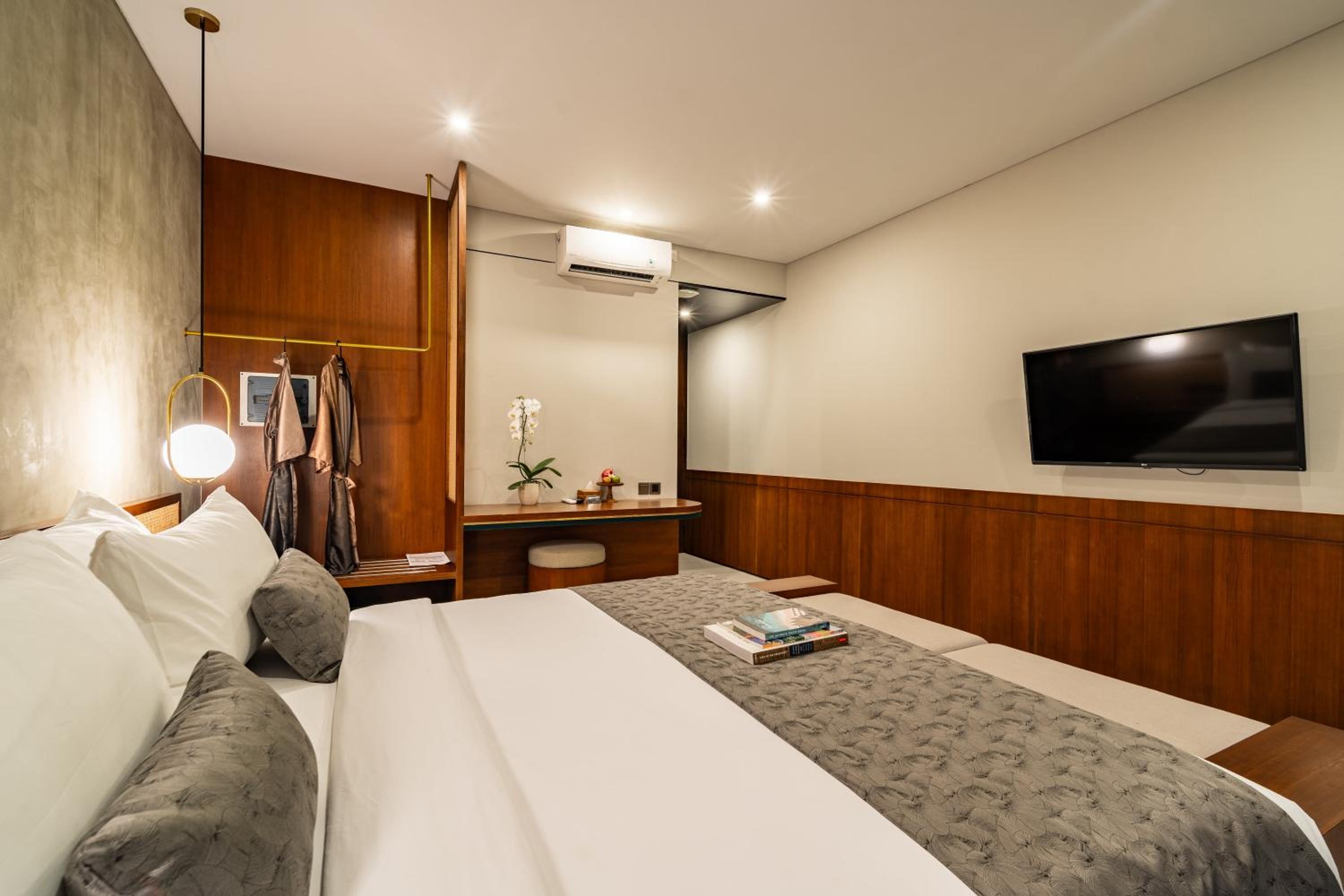 Double Room with Pool View - Photo 9