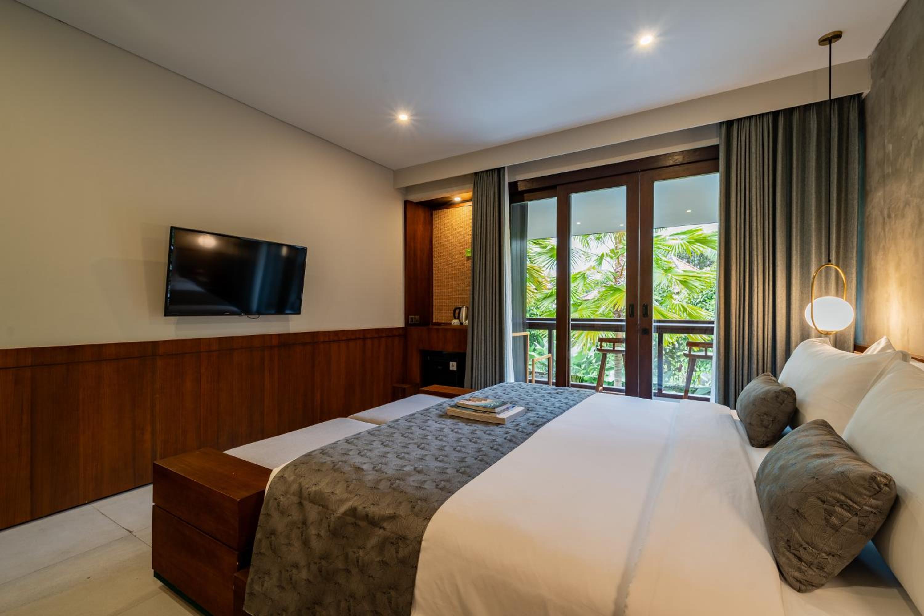 Double Room with Pool View - Photo 8
