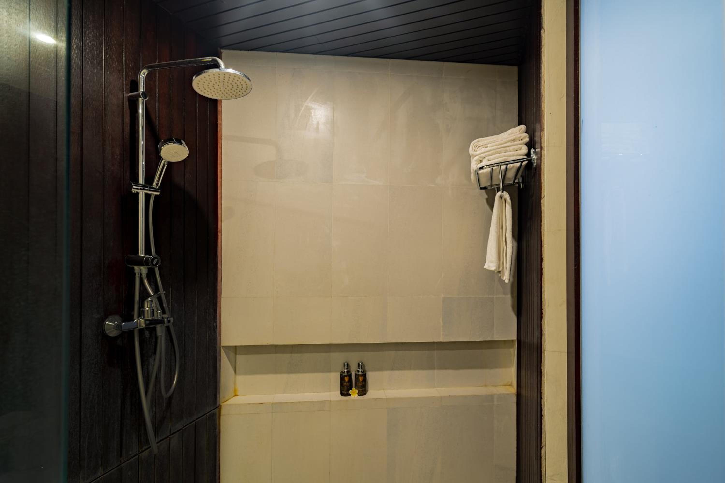 Double Room with Pool View - Photo 4