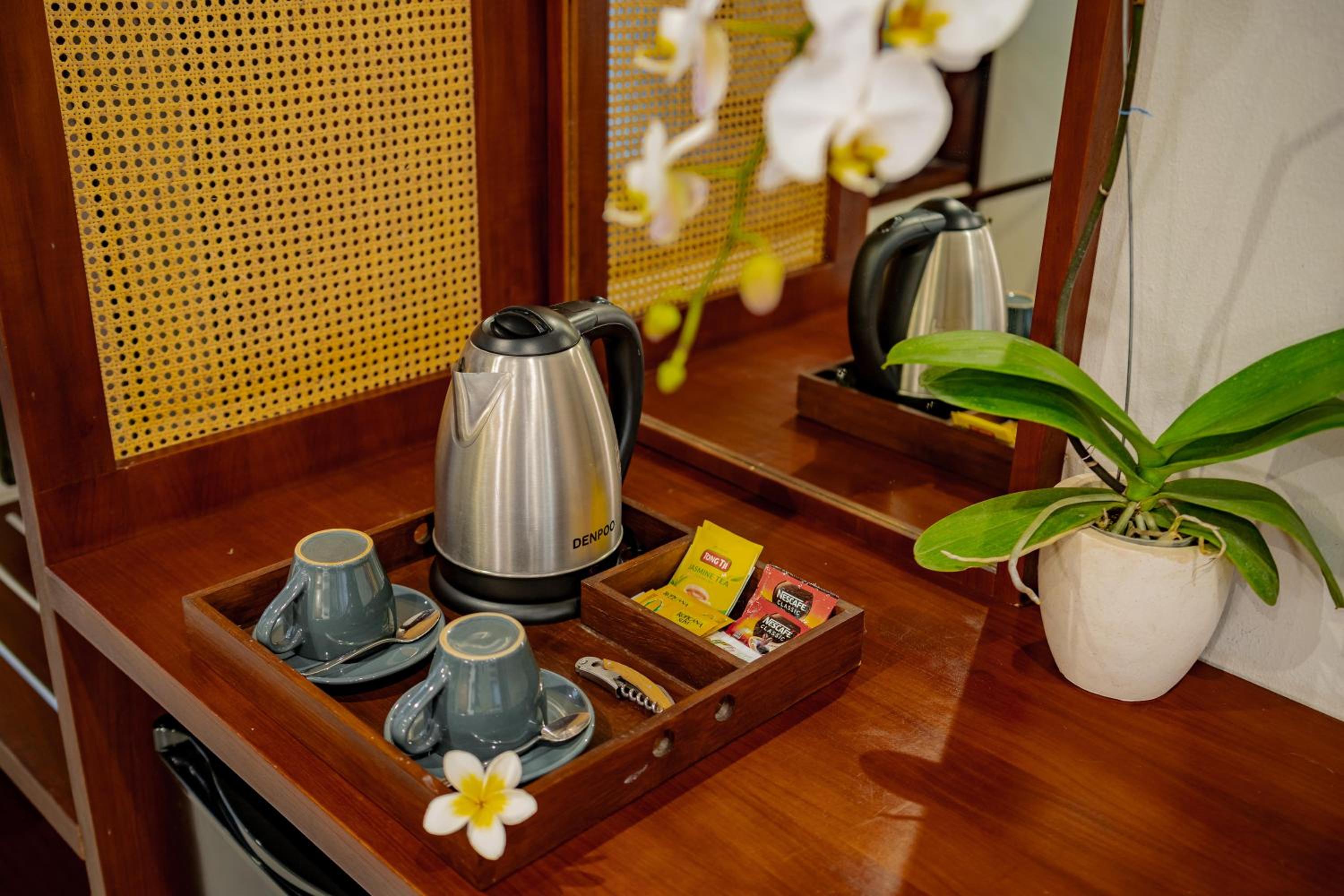 Double Room with Pool View - Photo 2