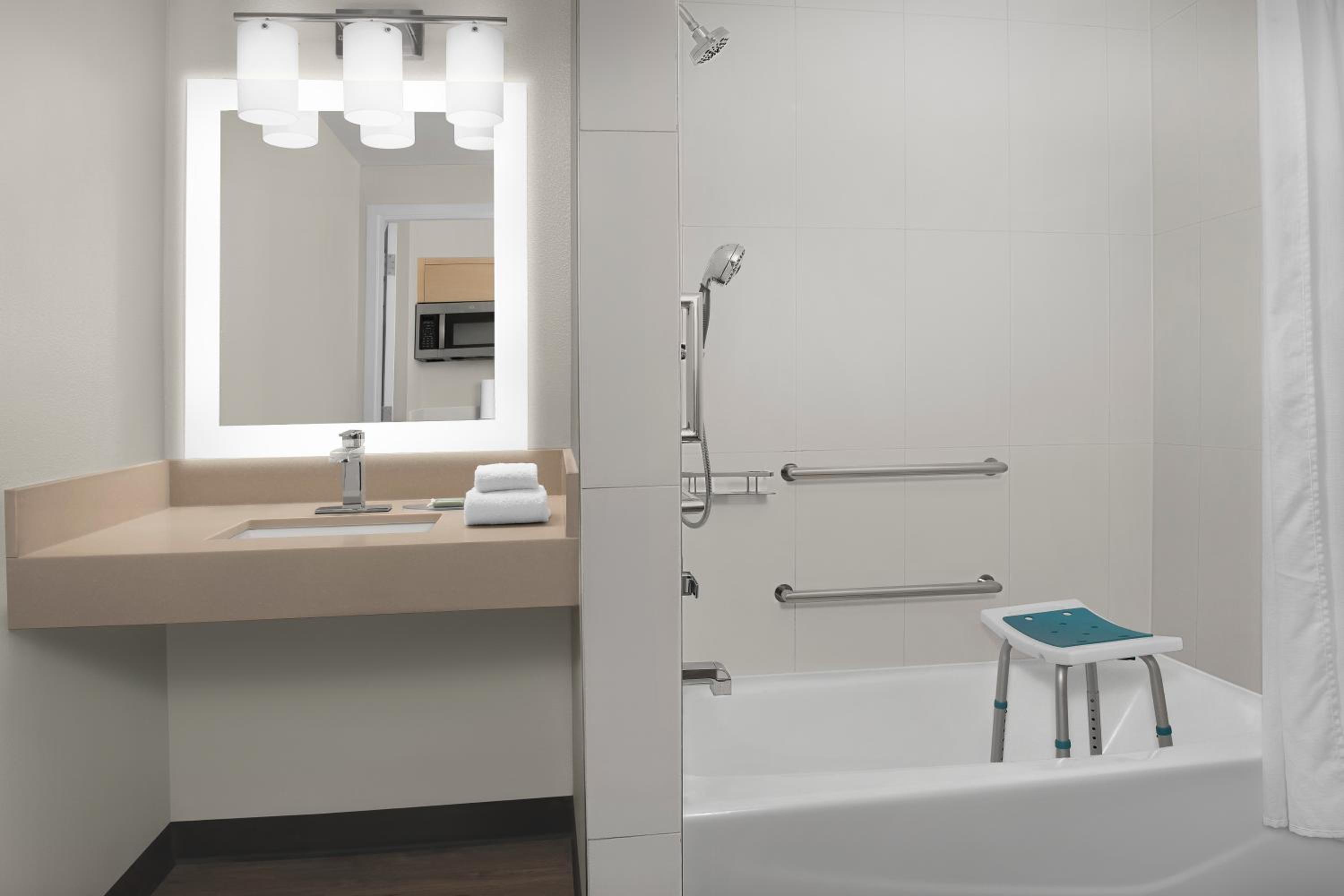 Studio with Two Queen Beds and Adapted Tub - Mobility Accessible - Photo 3