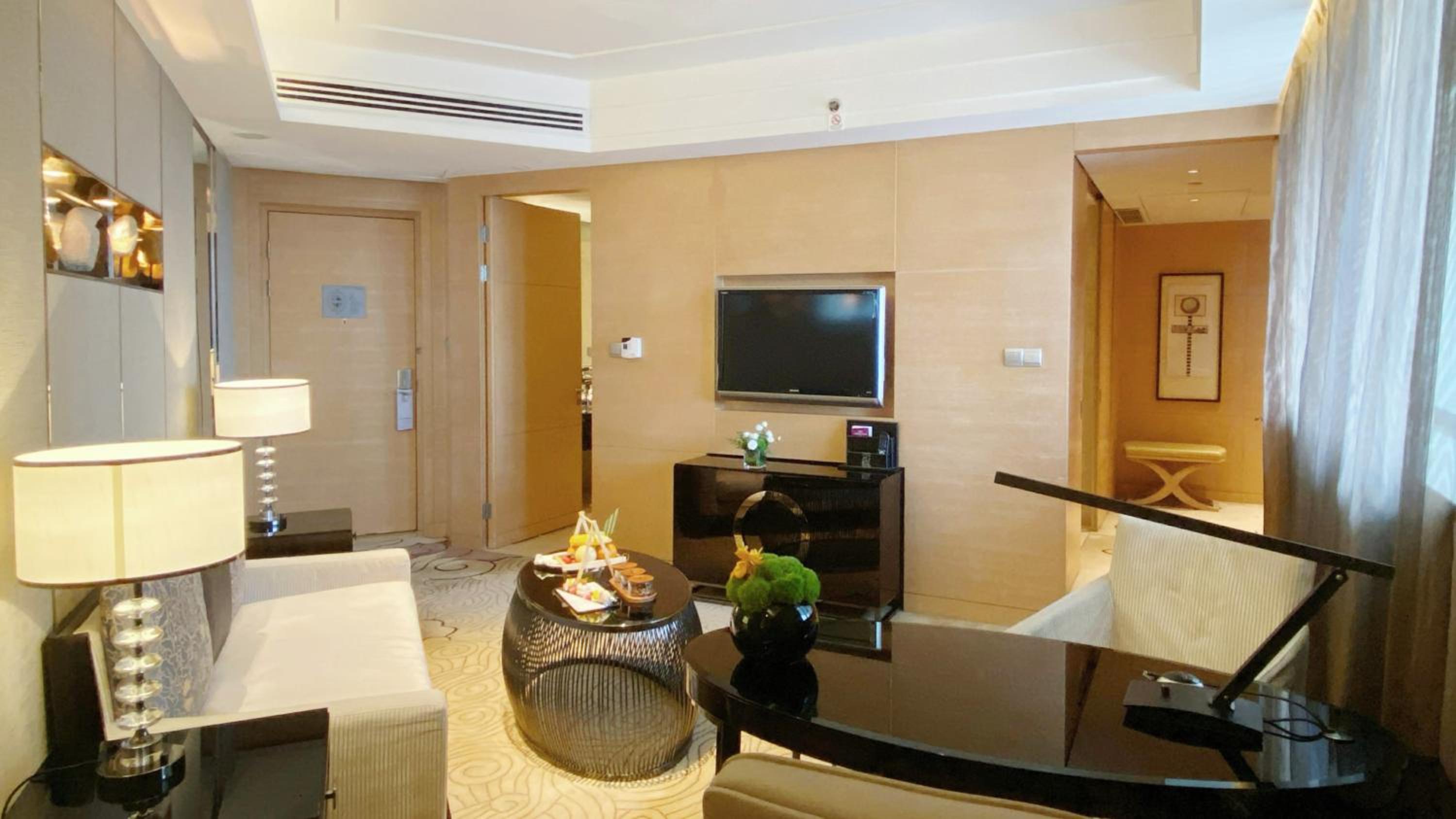 One-Bedroom Suite Lounge Access