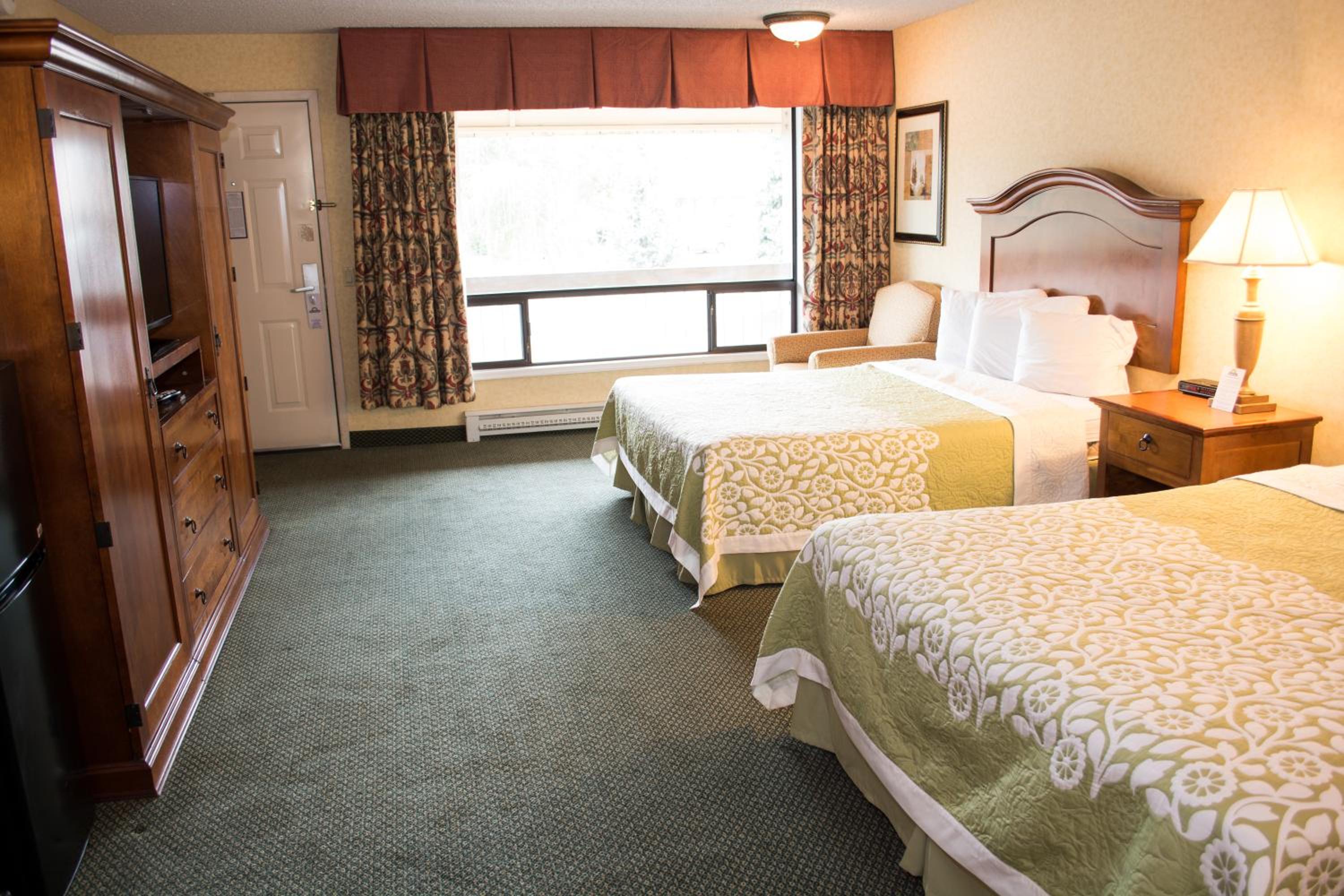 Queen Room with Two Queen Beds - Non-Smoking - Photo 4