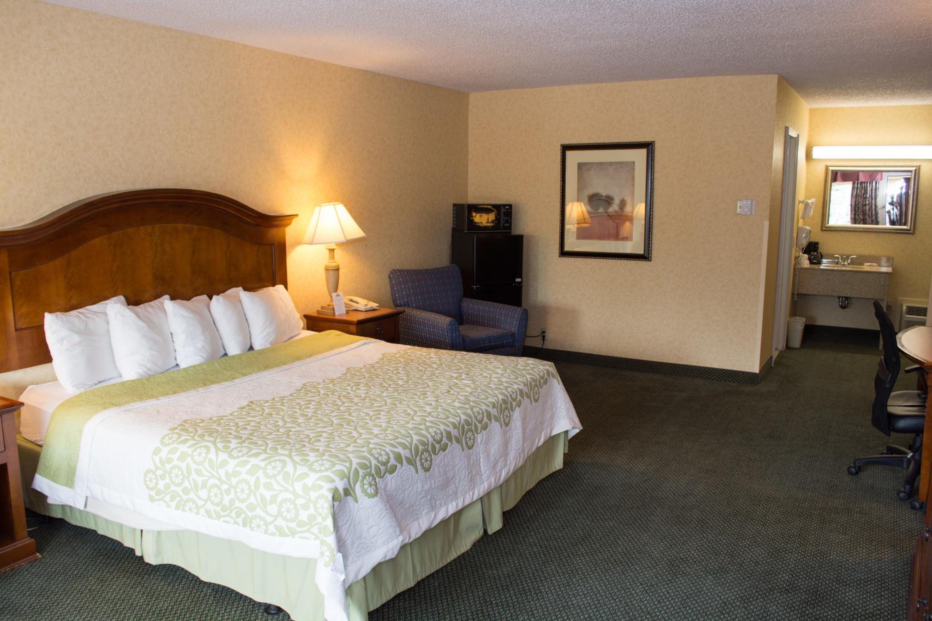Deluxe King Room - Non-Smoking - Photo 3
