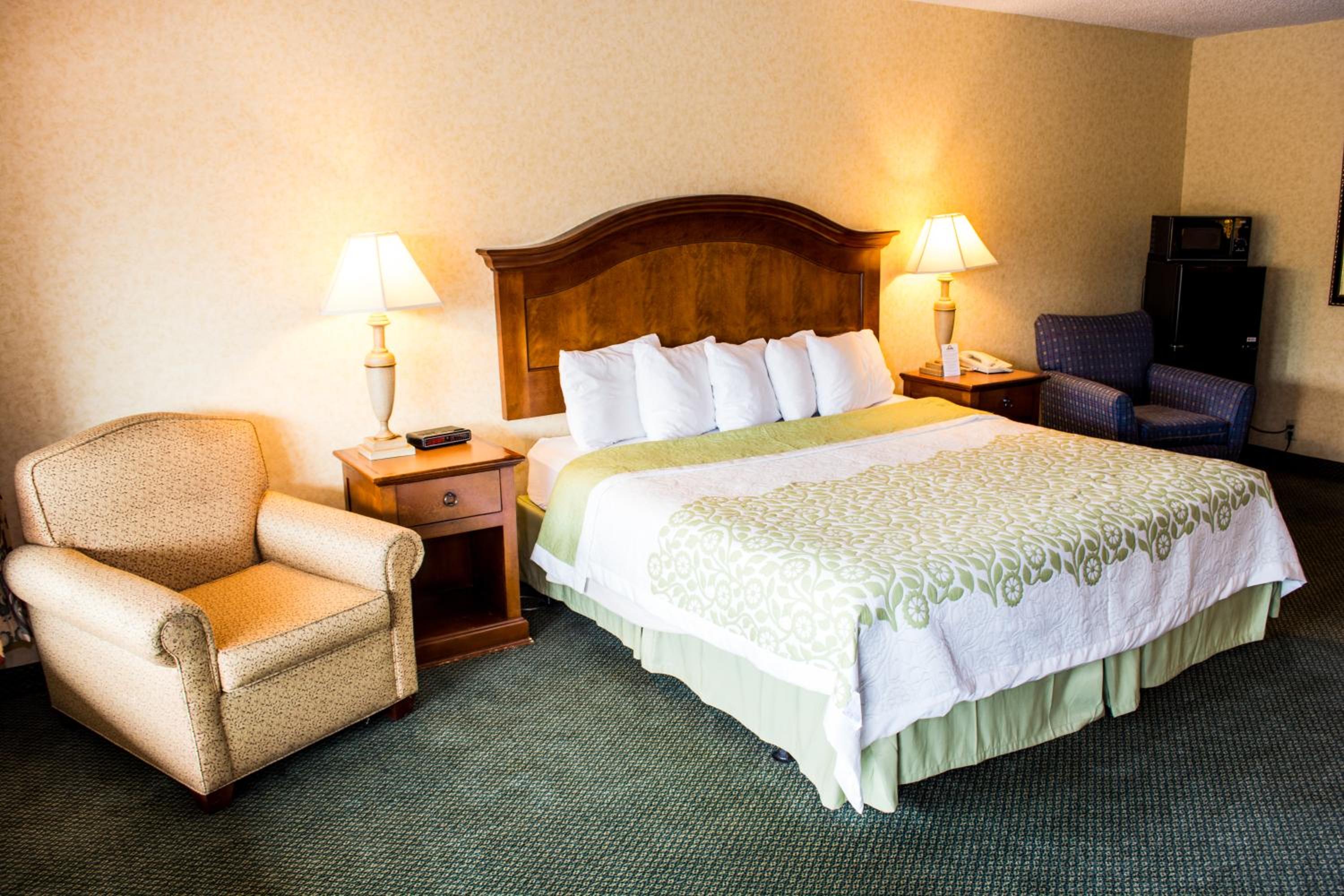 One-Bedroom Suite with One King Bed and One Queen Bed - Non-Smoking - Photo 5