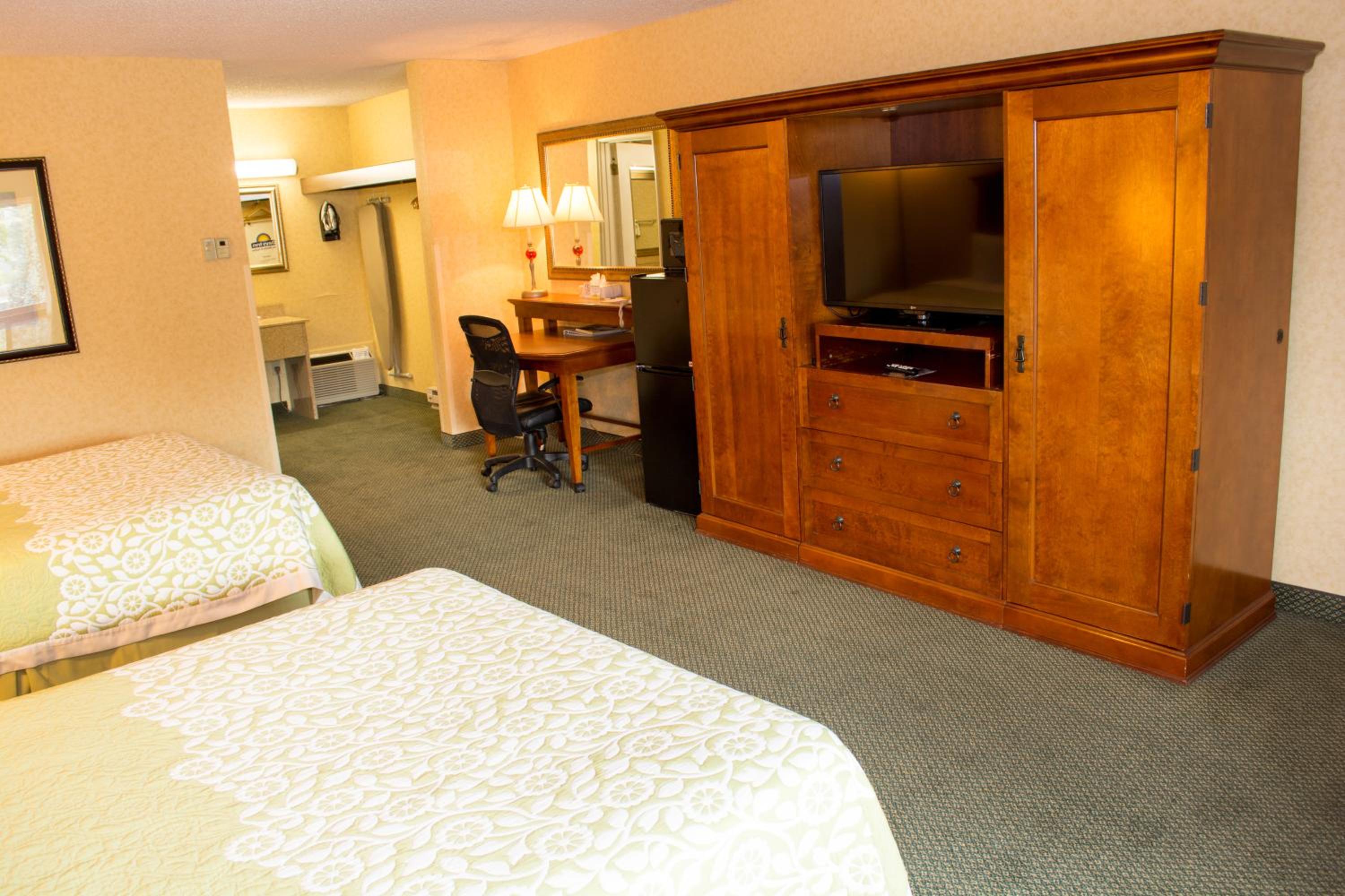 Queen Room with Two Queen Beds - Non-Smoking - Photo 3