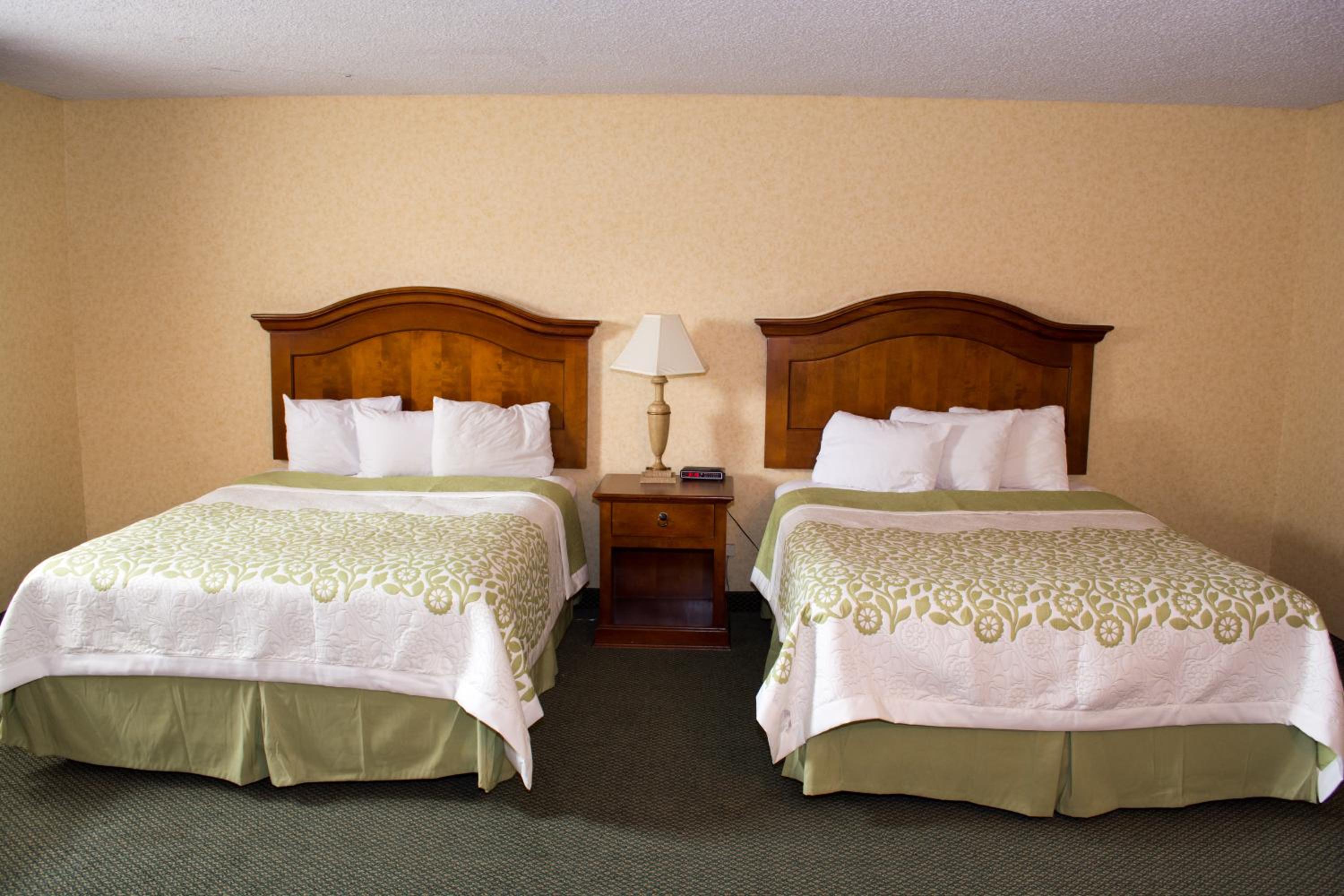One-Bedroom Suite with One King Bed and One Queen Bed - Non-Smoking - Photo 3