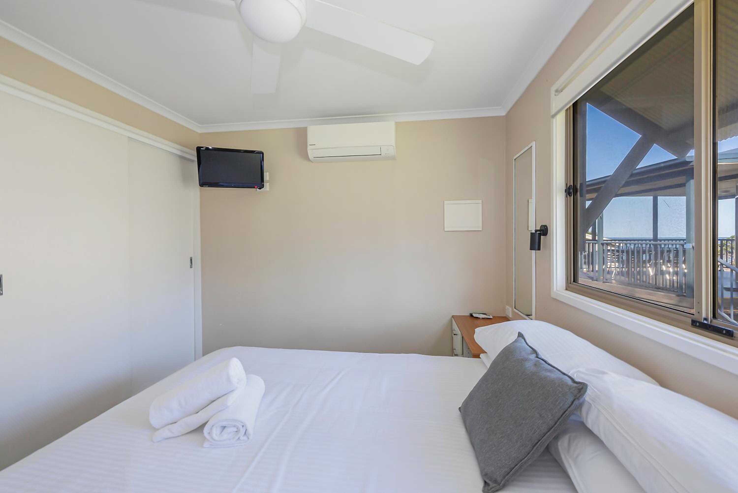 Deluxe Cabin - Sleeps 5 - Dog Friendly photo 1
