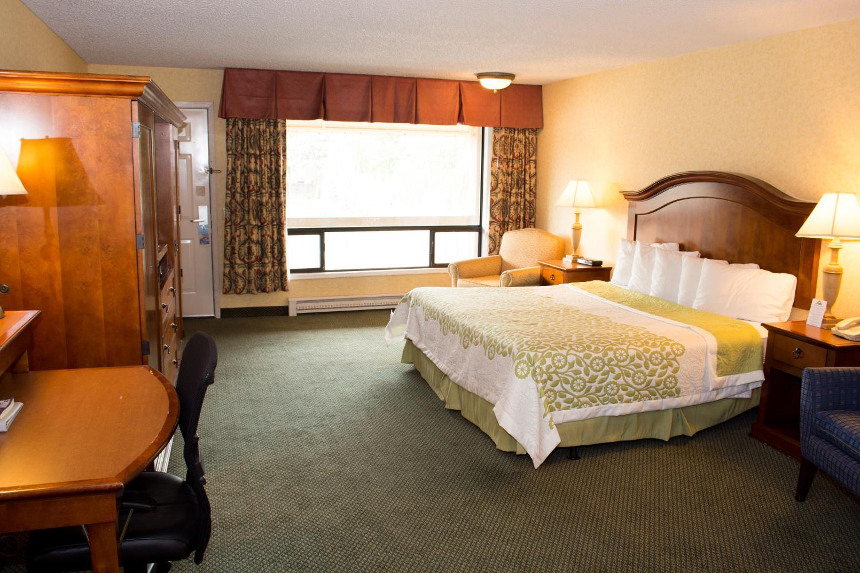Deluxe King Room - Non-Smoking - Photo 4