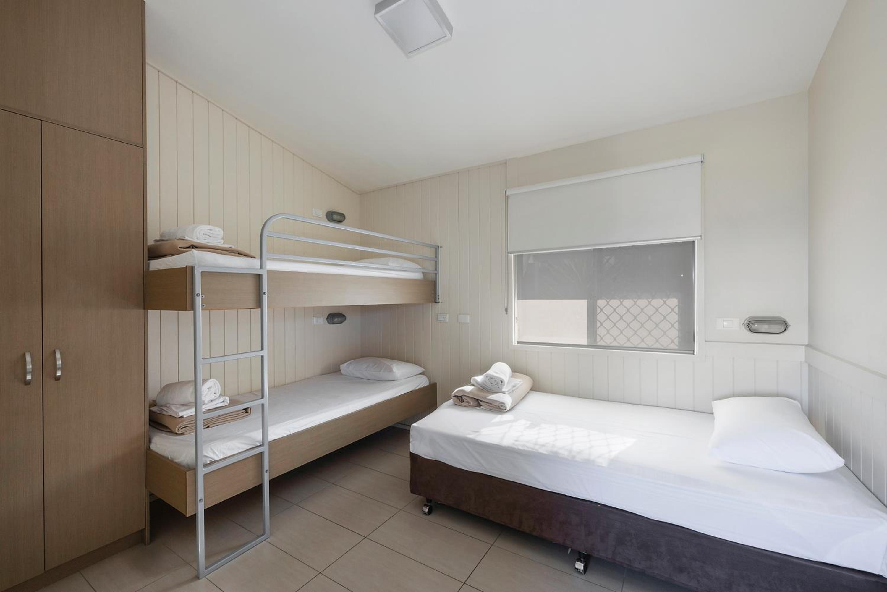 Deluxe Cabin - Sleeps 5 - Accessible - Dog Friendly photo 3