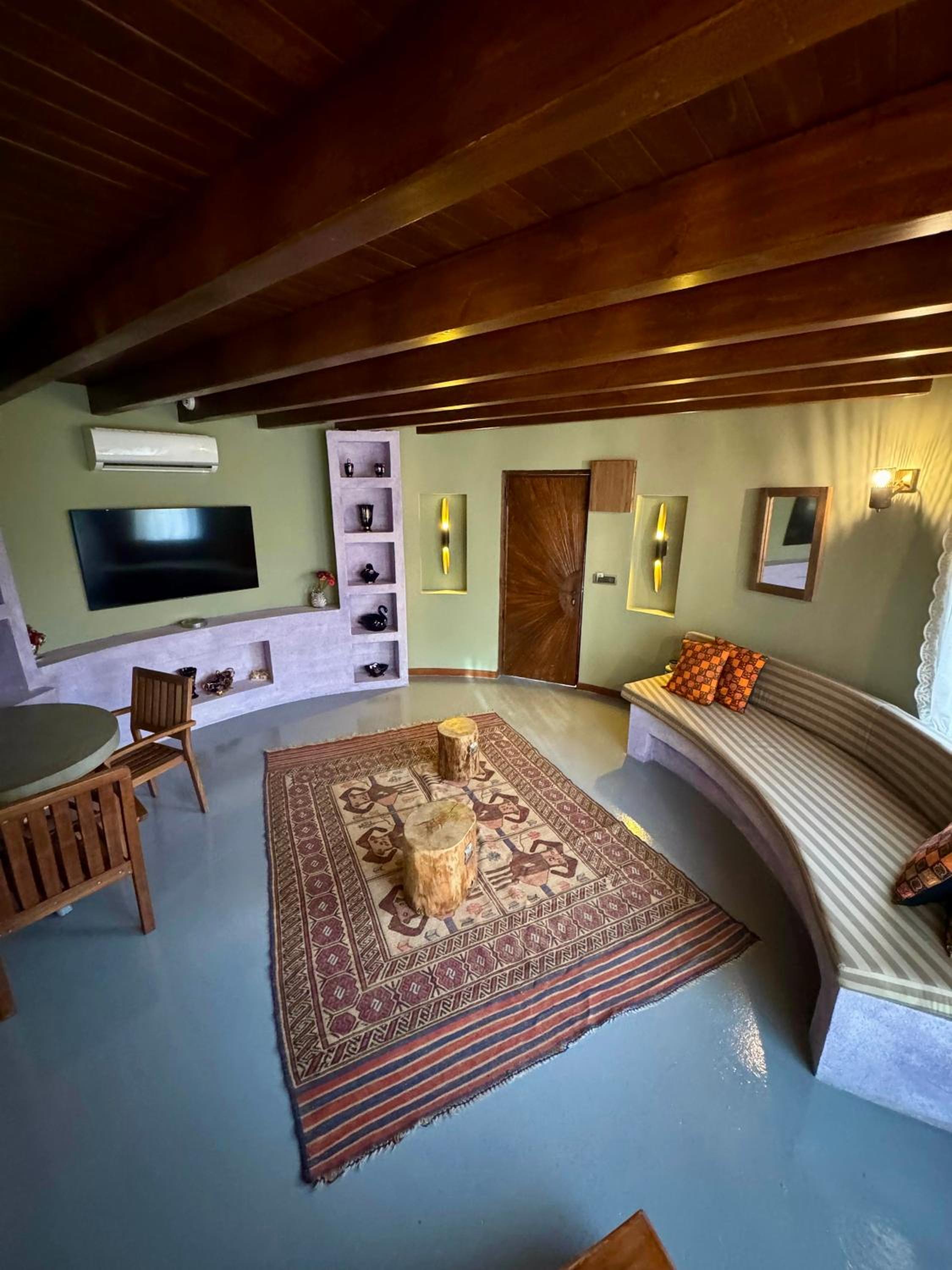 Junior Suite with Pool View - Photo 7