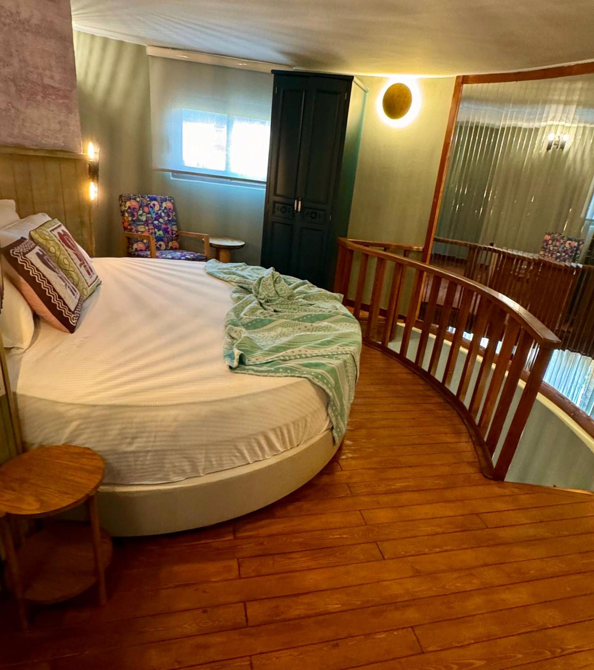 Junior Suite with Pool View - Photo 3