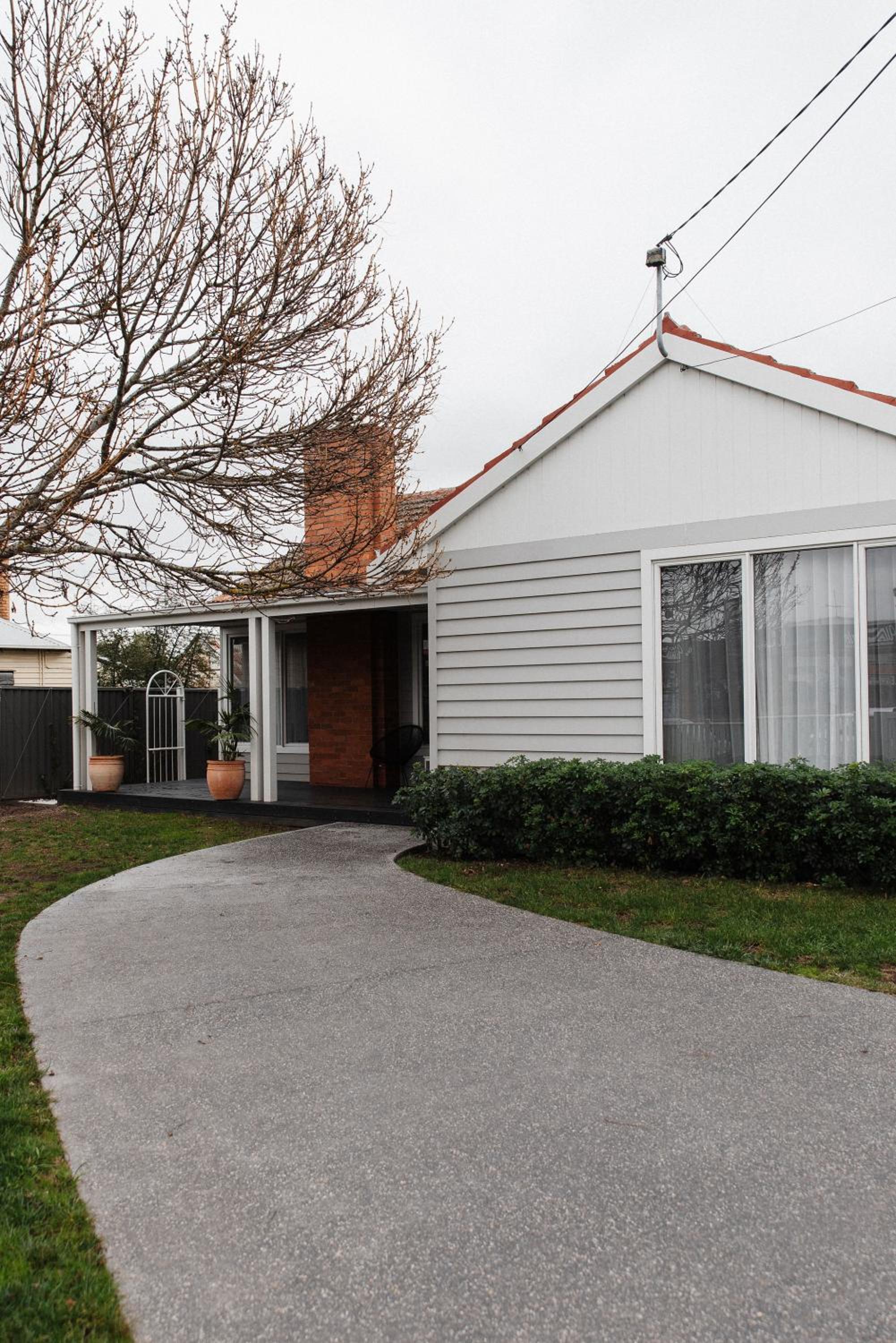 Three-Bedroom House photo 3