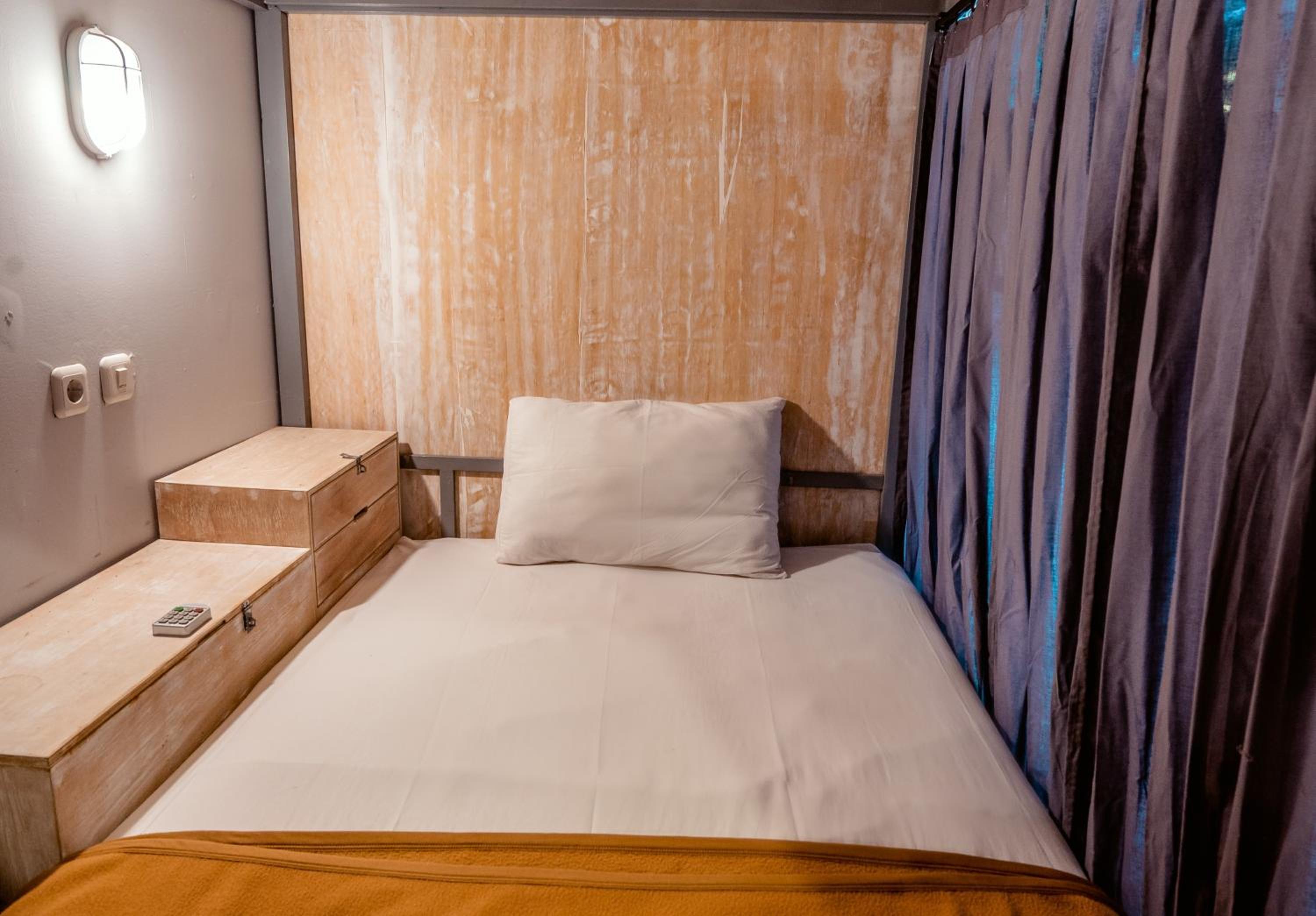 Bed in 8-Bed Mixed Dormitory Room photo 1