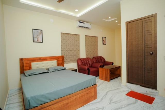 Deluxe Double Room (2 Adults + 1 Child) photo 3