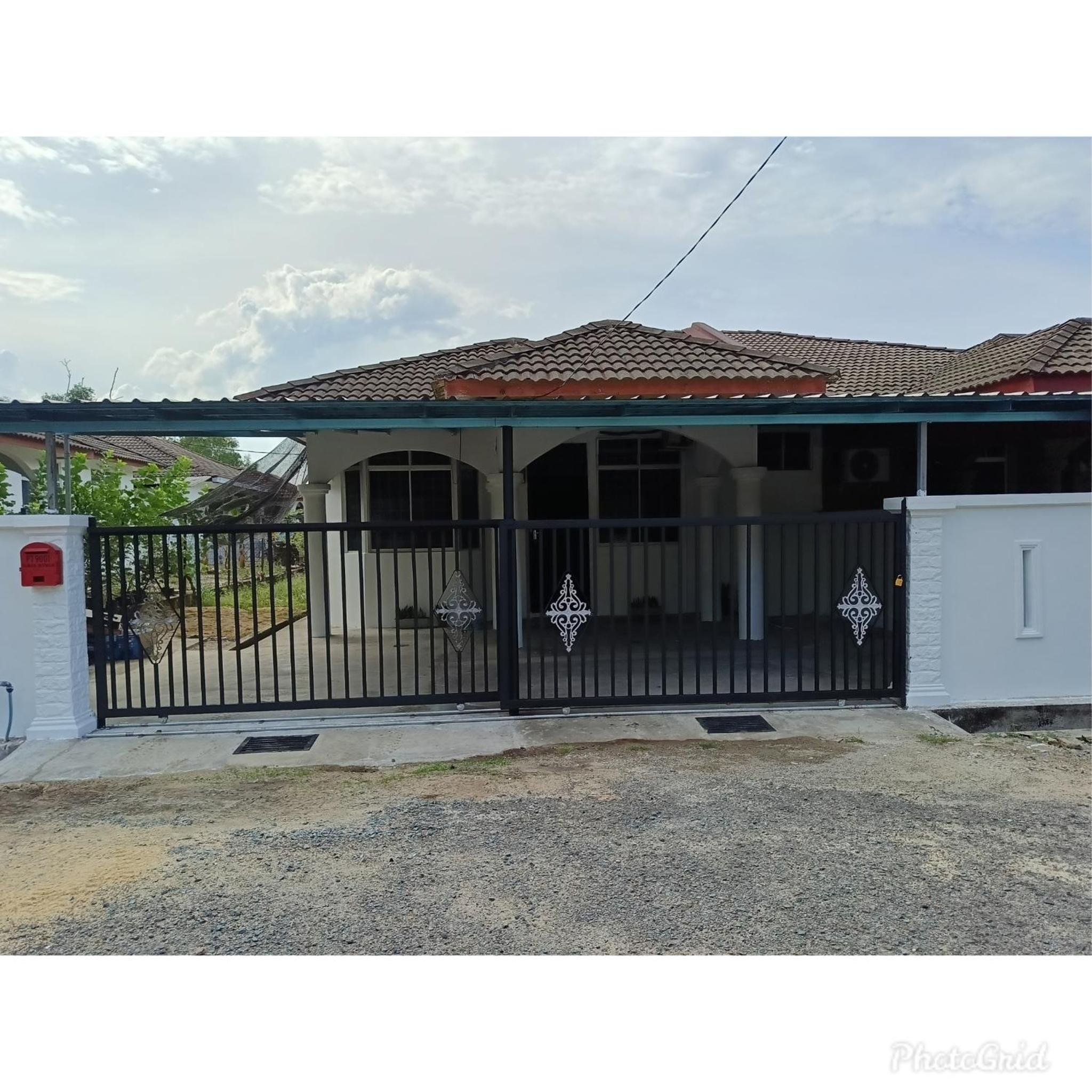 Three-Bedroom House photo 3