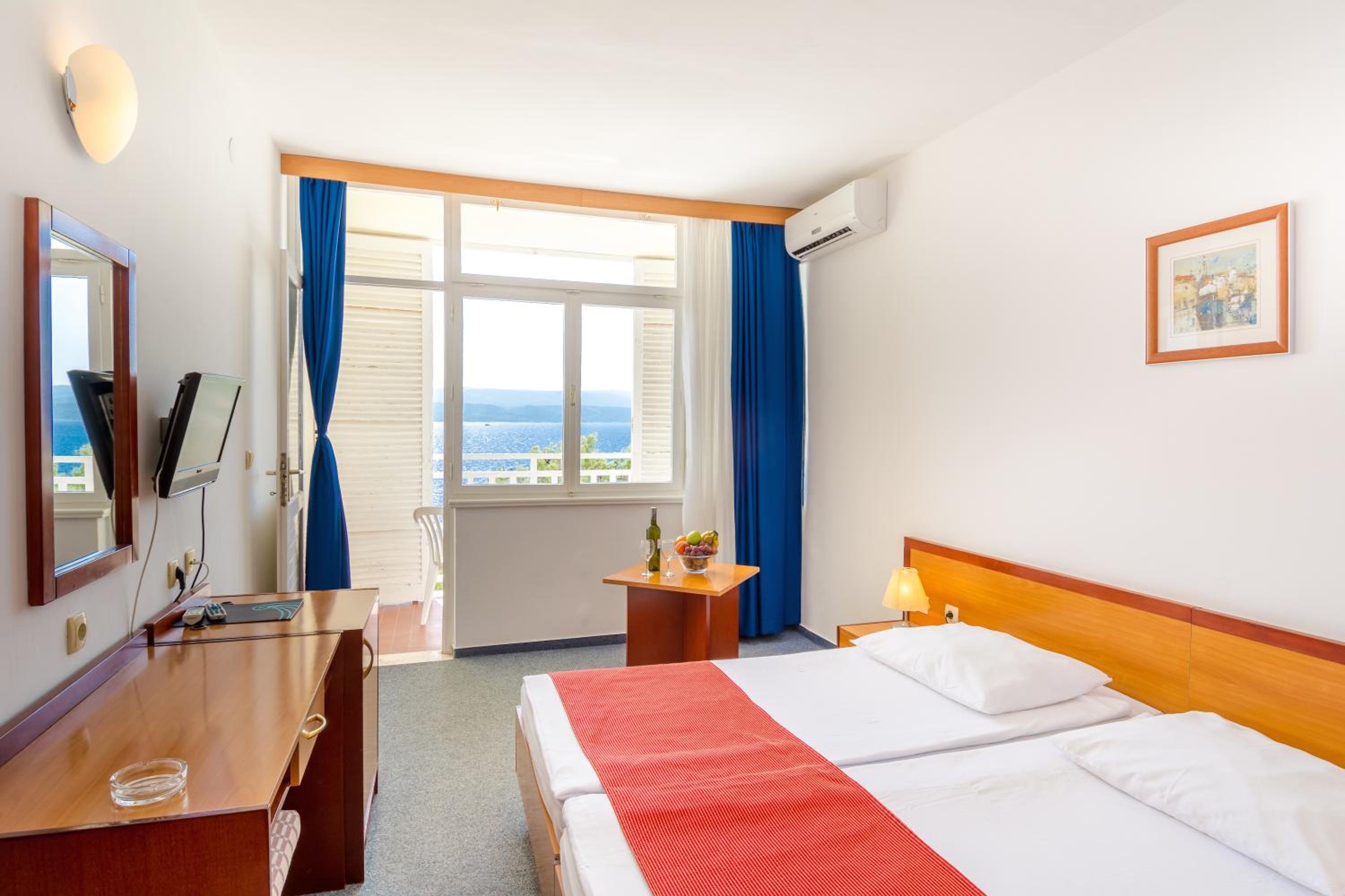 Standard Twin room, Sea side, Balcony         photo 1
