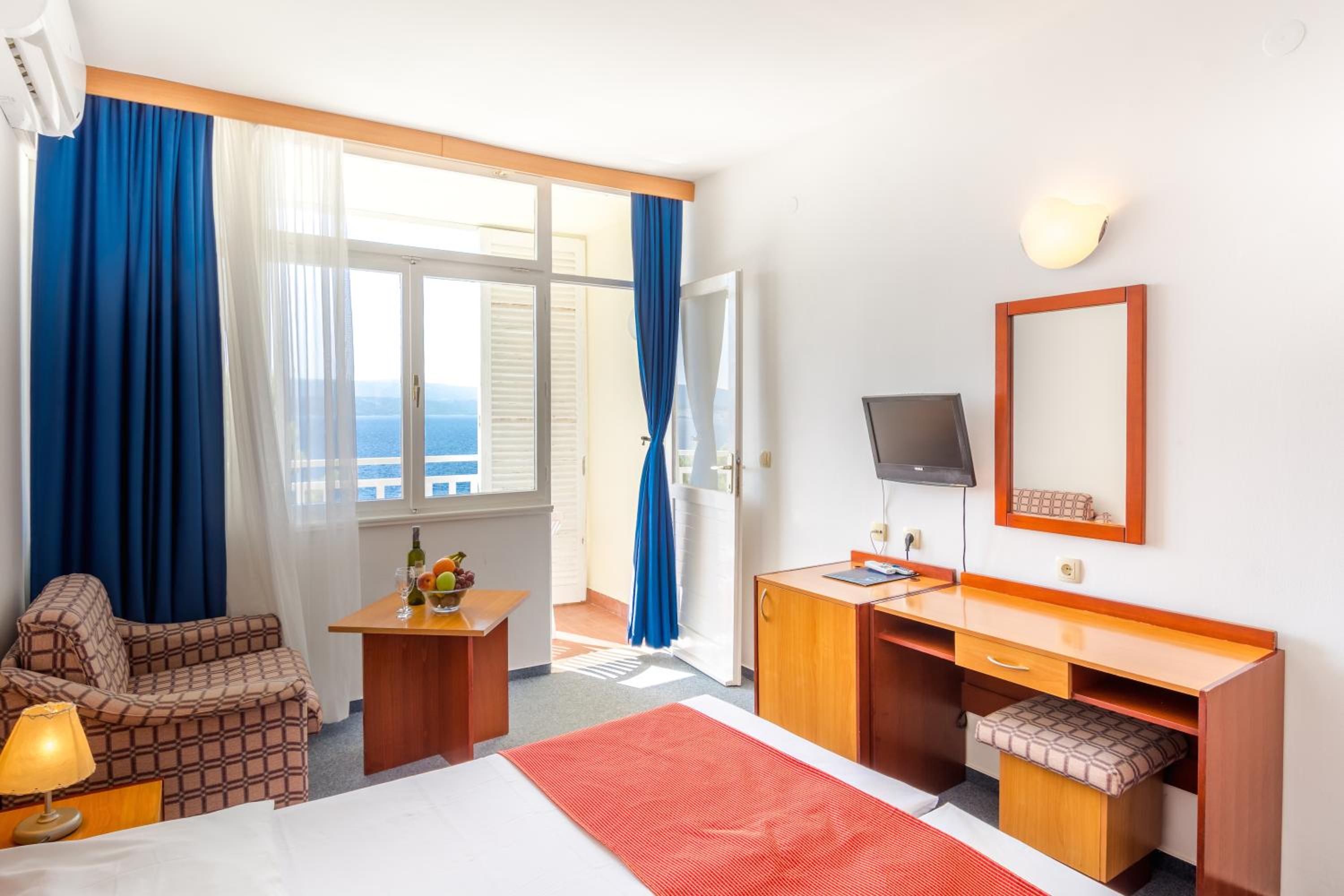 Superior Twin Room with additional bed, Sea side, Balcony  - Photo 1