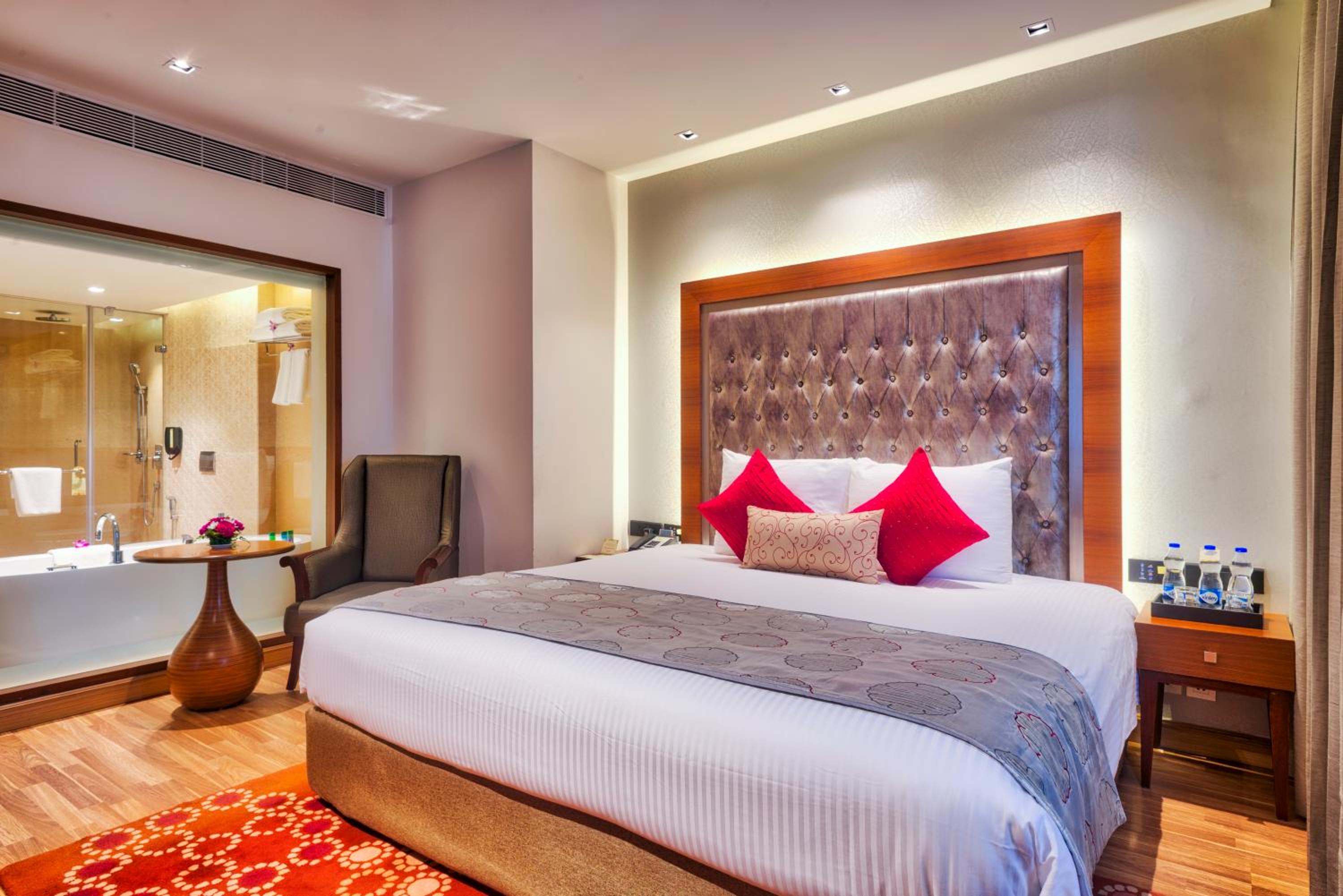 Deluxe Suite With Round Trip Airport Transfers thumbnail 5