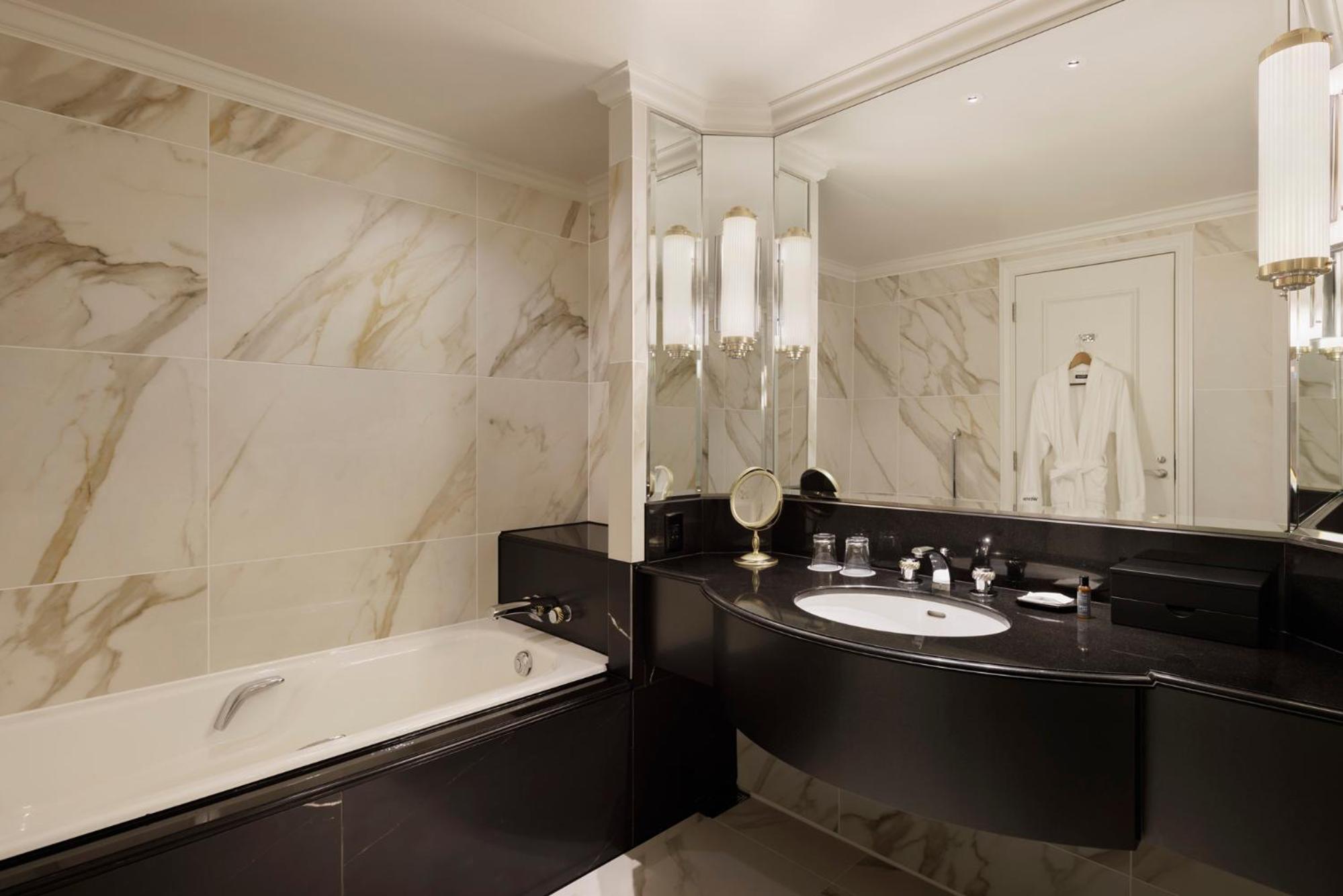 Premium Double Room with Two Double Beds - High Floor photo 2