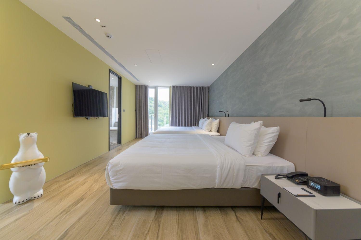 Family Room with Side Sea View photo 3
