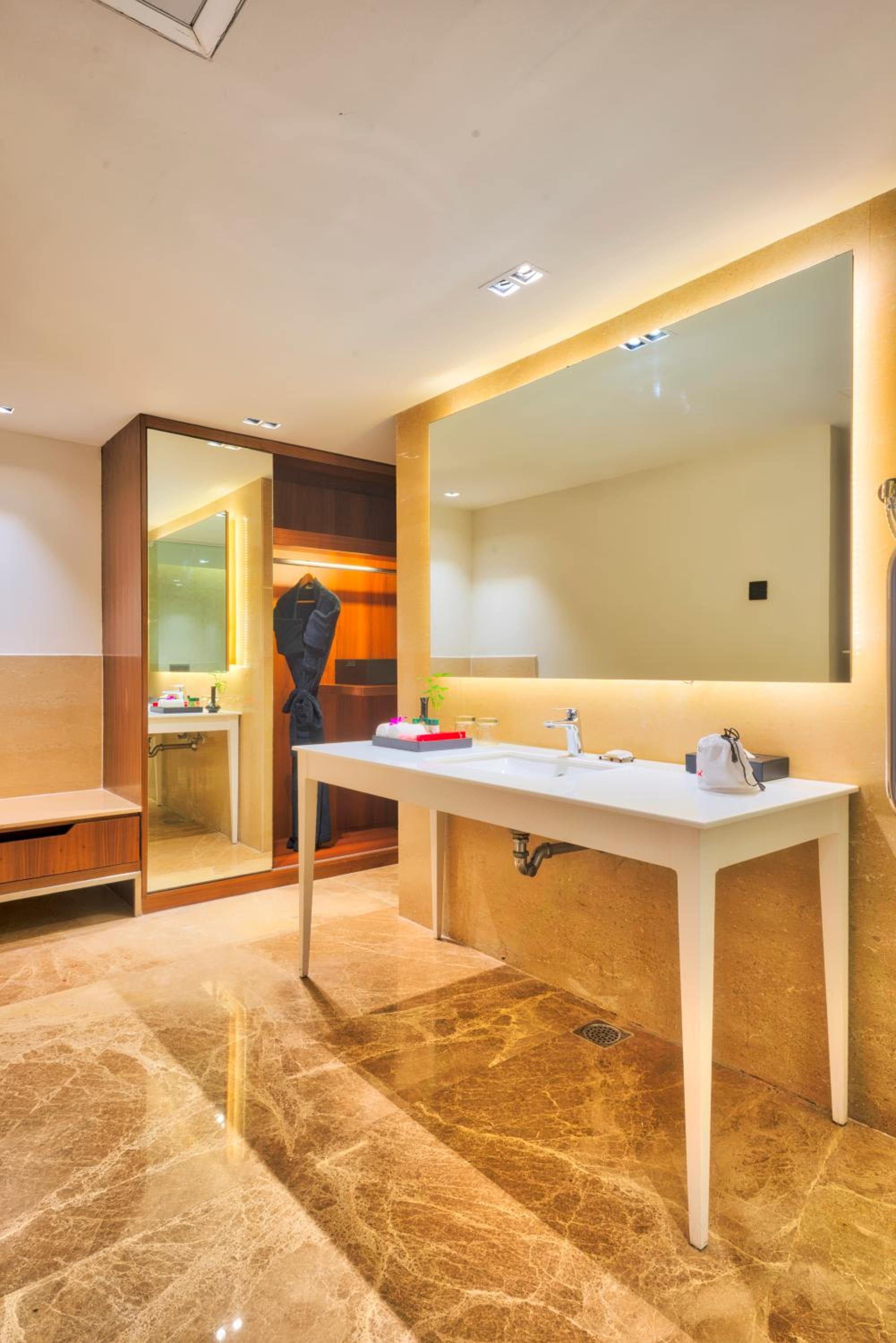 Deluxe Suite With Round Trip Airport Transfers thumbnail 6