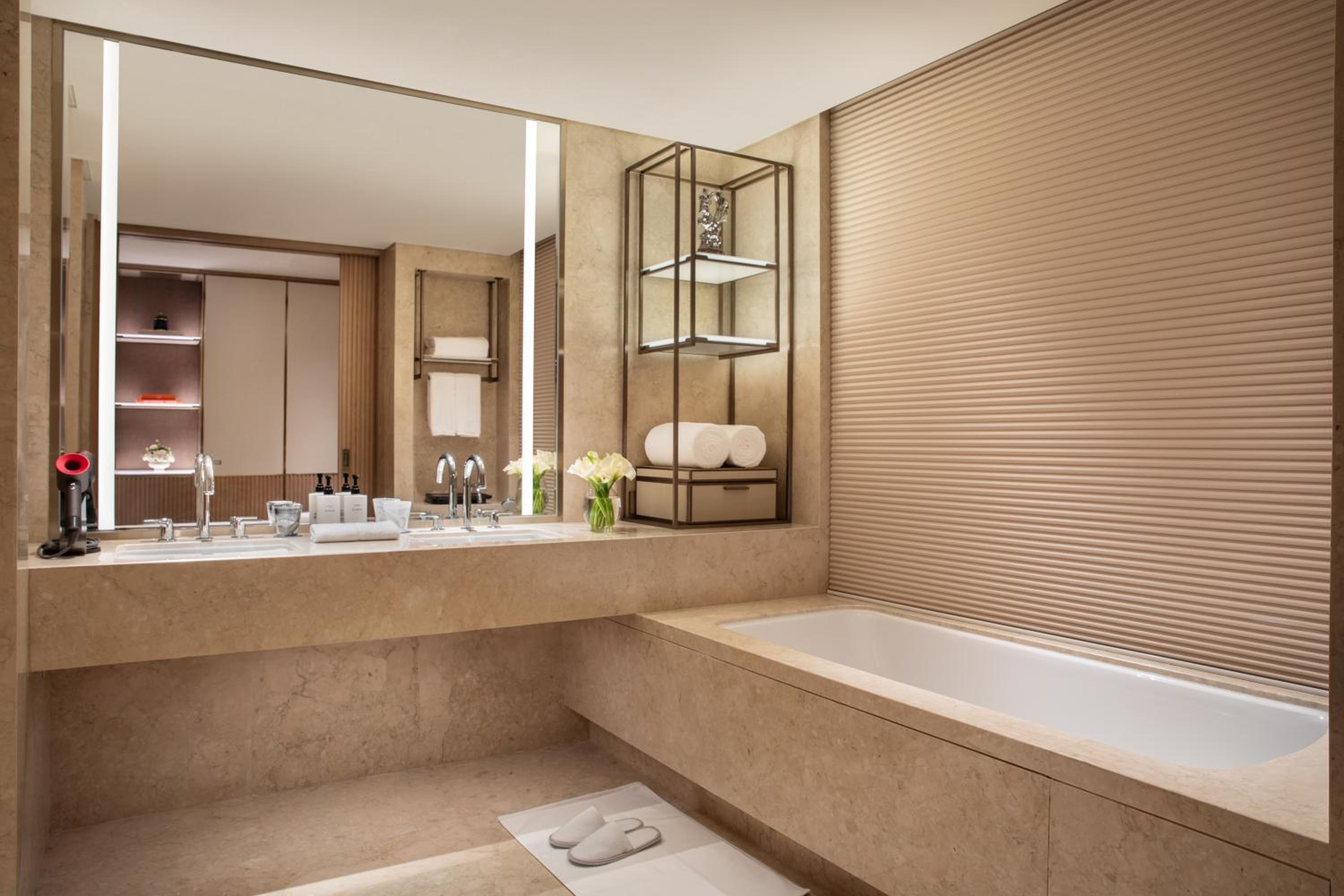 Classic Twin Room With Lounge Access - High Floor