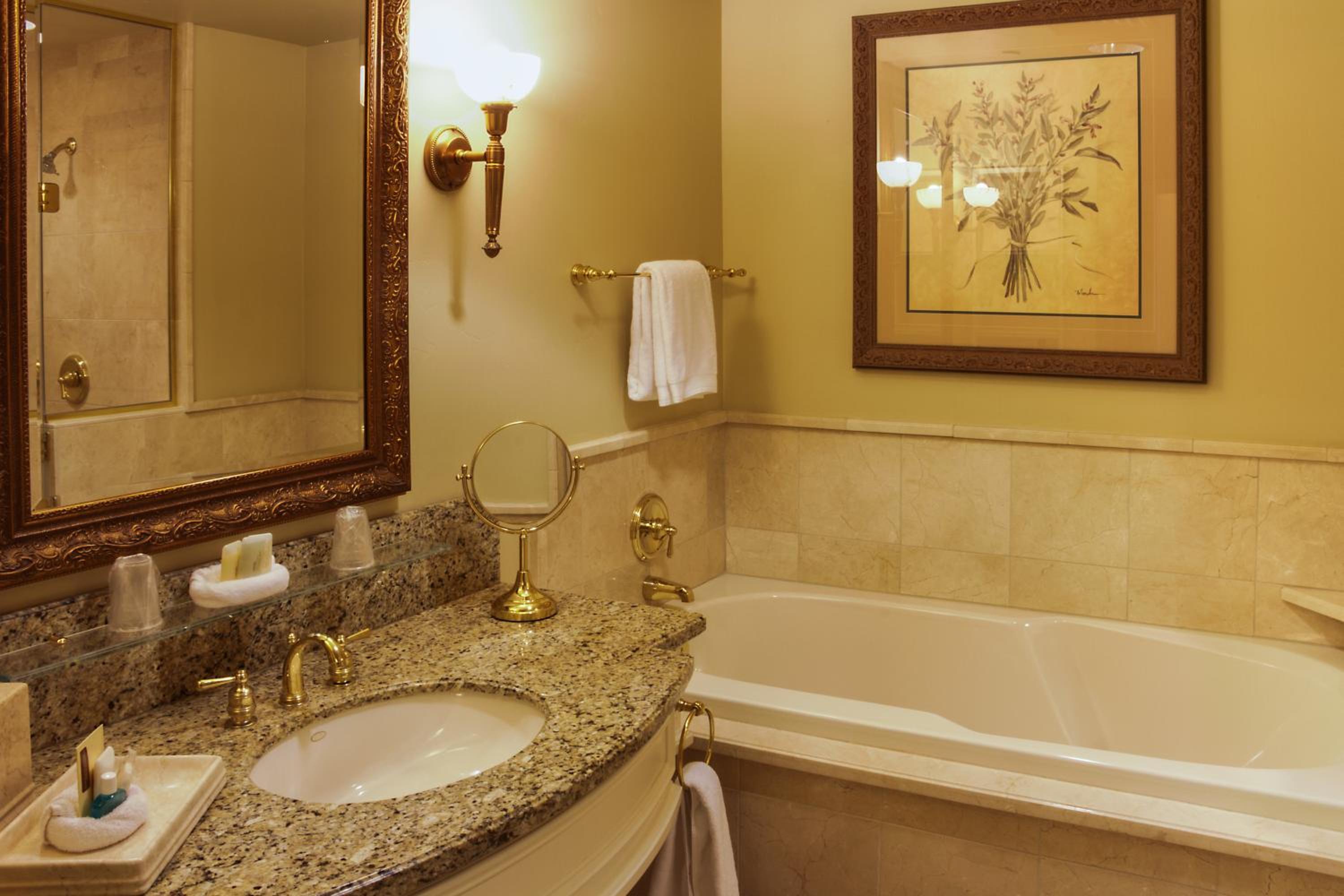 King Room with Balcony - Photo 3