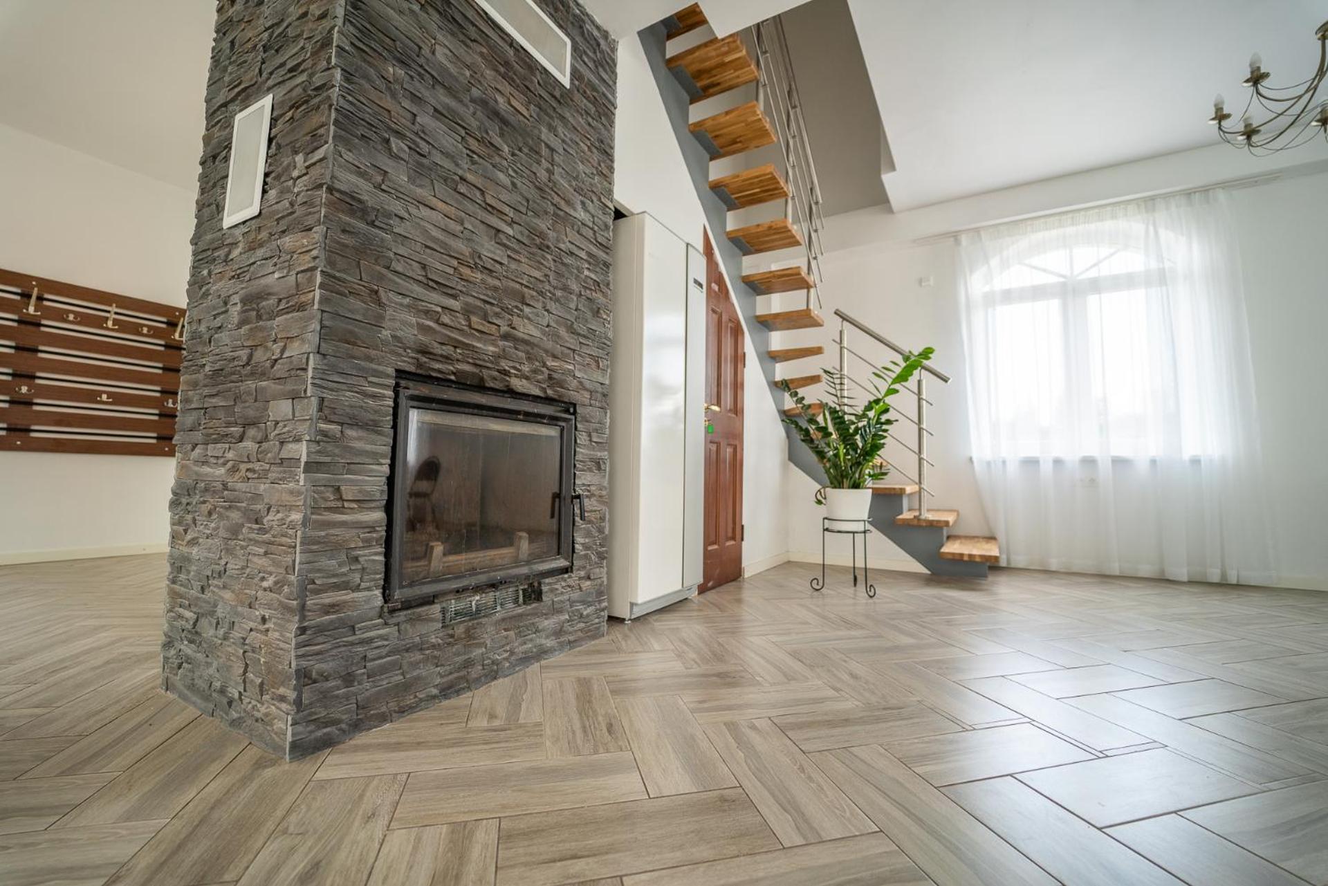 Eight-Bedroom House photo 1